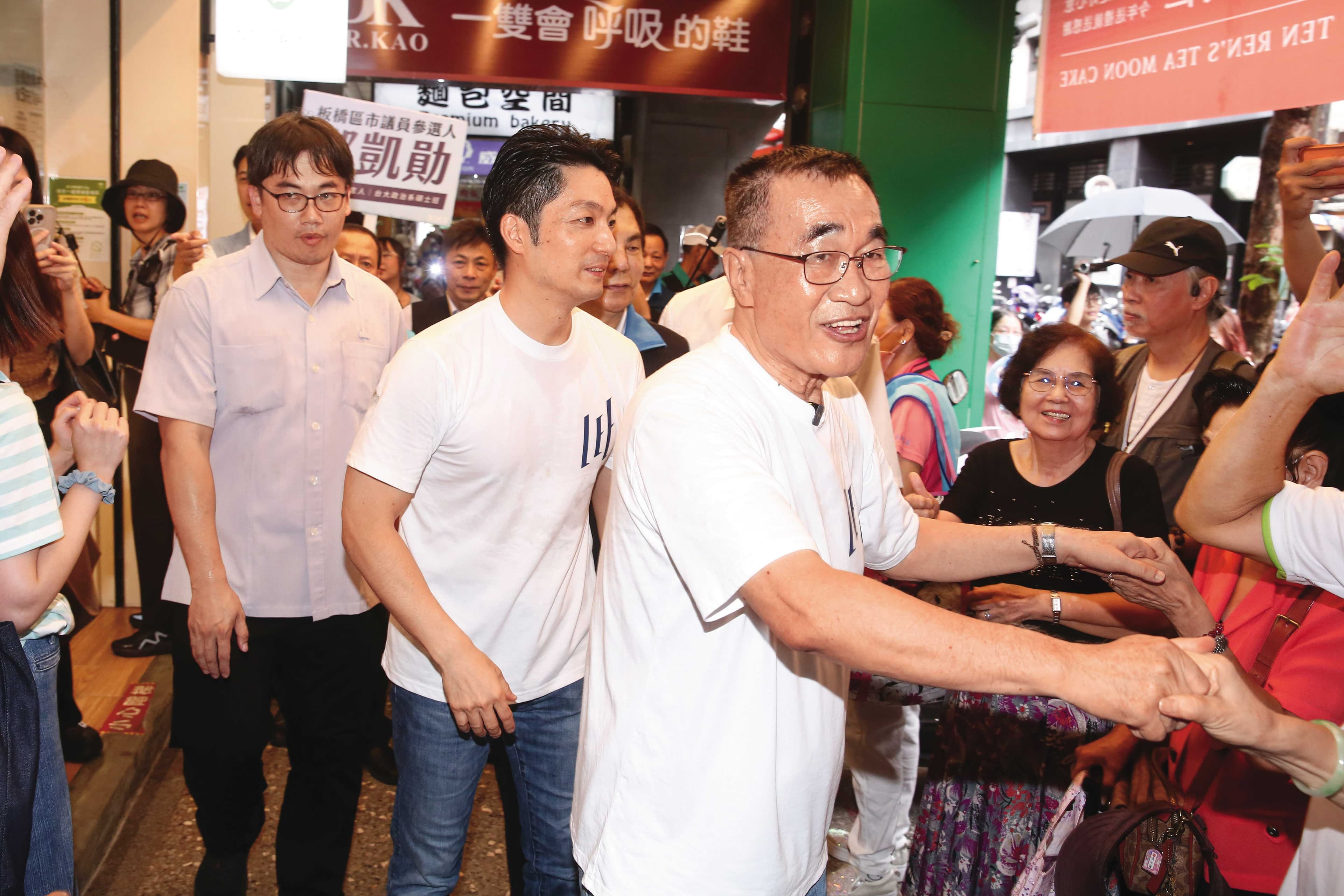李四川與蔣萬安「雙北連線」頻合體，有意強化市政牌搶攻都會中間選民。（鏡報李鍾泉）