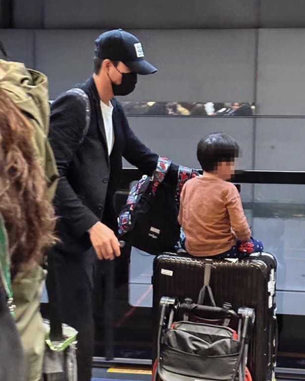 3月15日18時14分，等待著高鐵的江宏傑與兒子背影，溫馨畫面的背後其實故事很多。