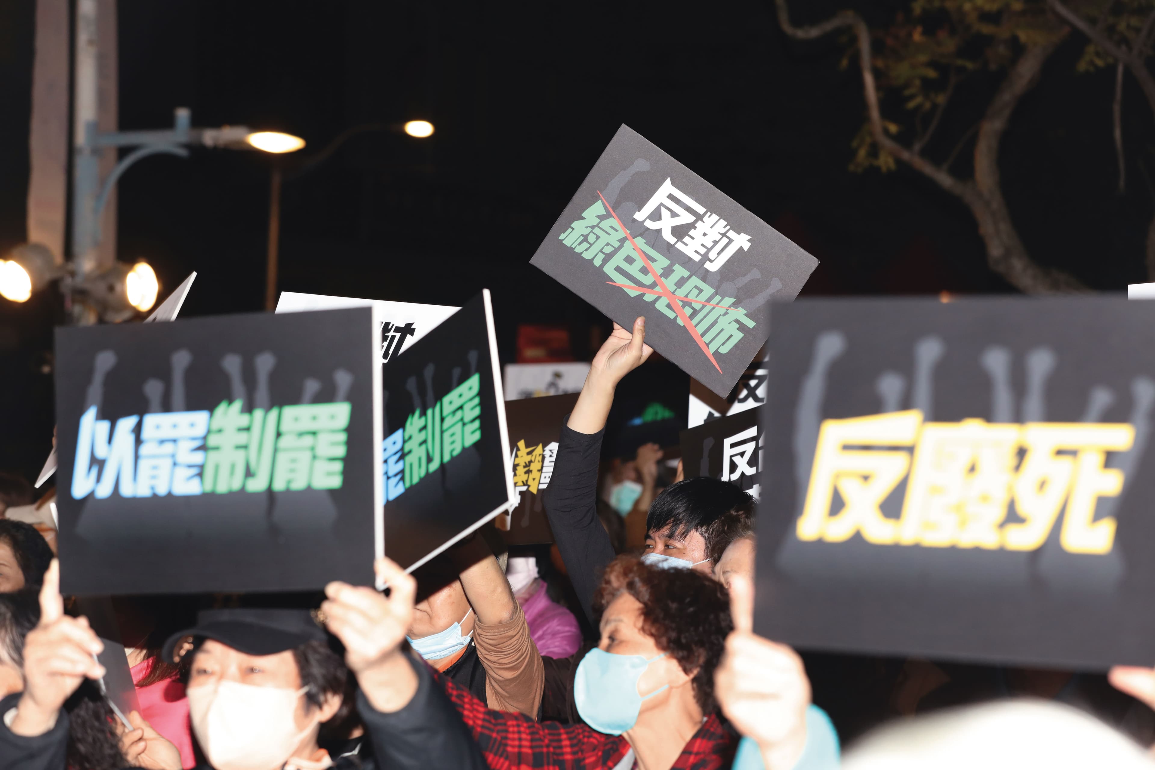 國民黨舉辦百場政策說明會，挺藍委反惡罷，接下來可能助攻罷綠二階連署，提供連署擺攤。
