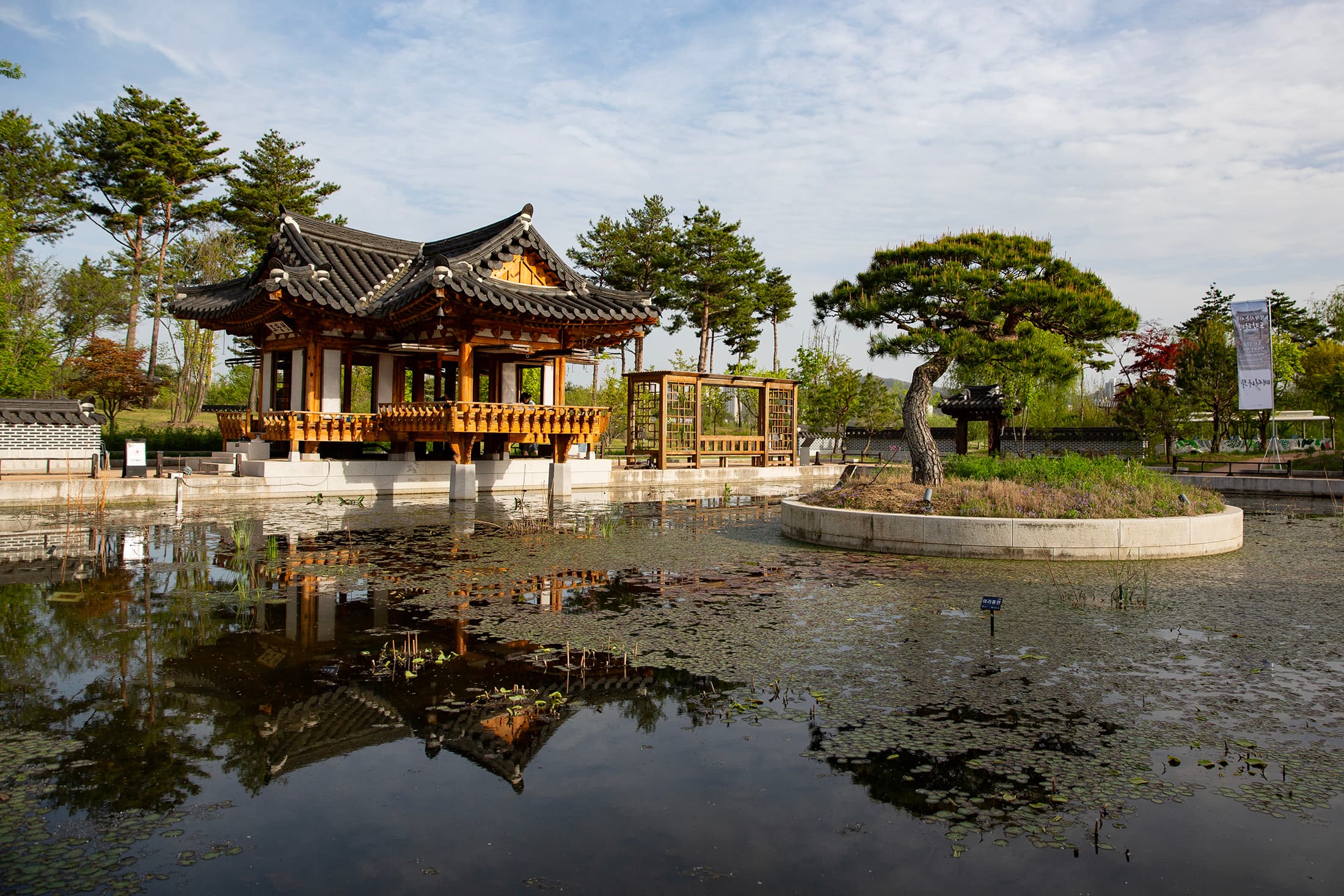 樹木園內的韓式庭園精準復刻朝鮮時代宮廷美學，古典樓閣在流水旁顯得格外優雅。