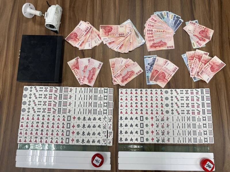 警方查扣賭具麻將牌，以及2萬元賭資、抽頭金。（翻攝畫面）