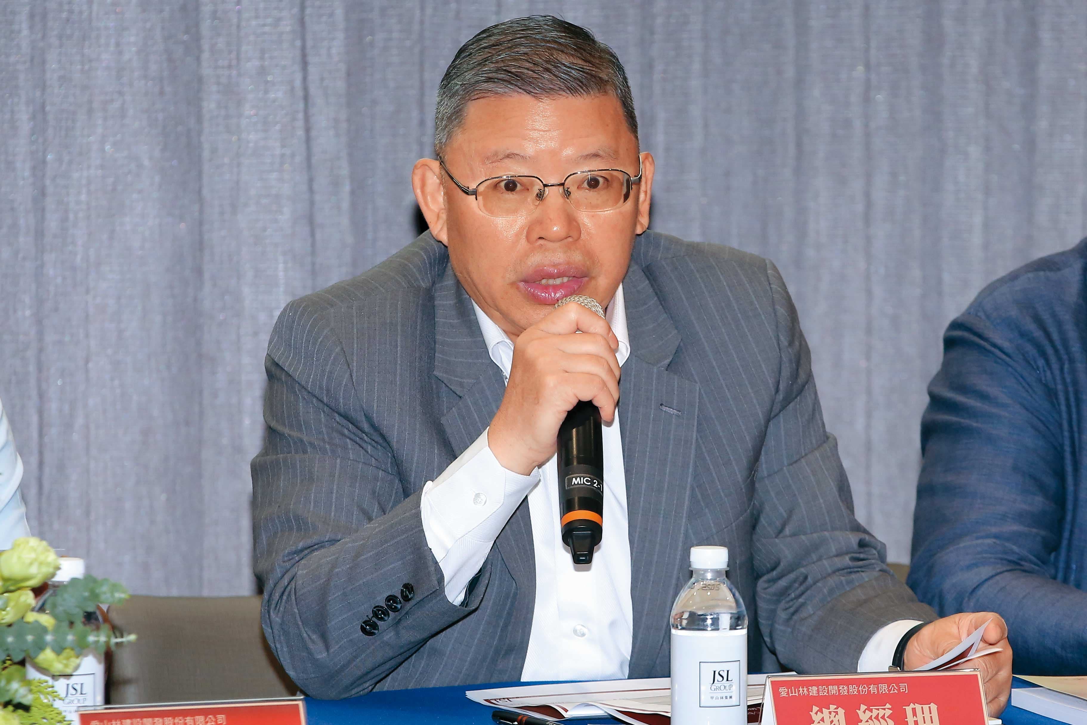 愛山林建設副董張境在觀察，不少原本規劃買房的民眾，因為股市行情火熱，選擇先將資金投入股市。
