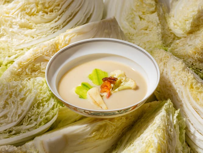「白菜四神濃湯」，以蓮子、芡實、薏仁與淮山入饌，湯體綿密細緻，演繹客家補氣養生飲食哲學。（煙波國際觀光集團提供）