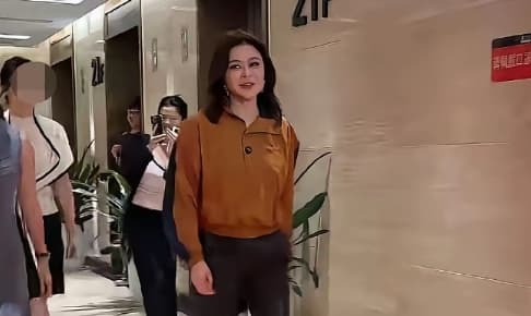 關之琳罕見露面。（翻攝自微博）