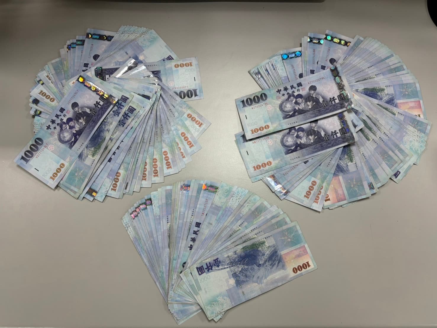 警方在陳男身上起出多張金融卡及24萬元現金。（翻攝畫面）