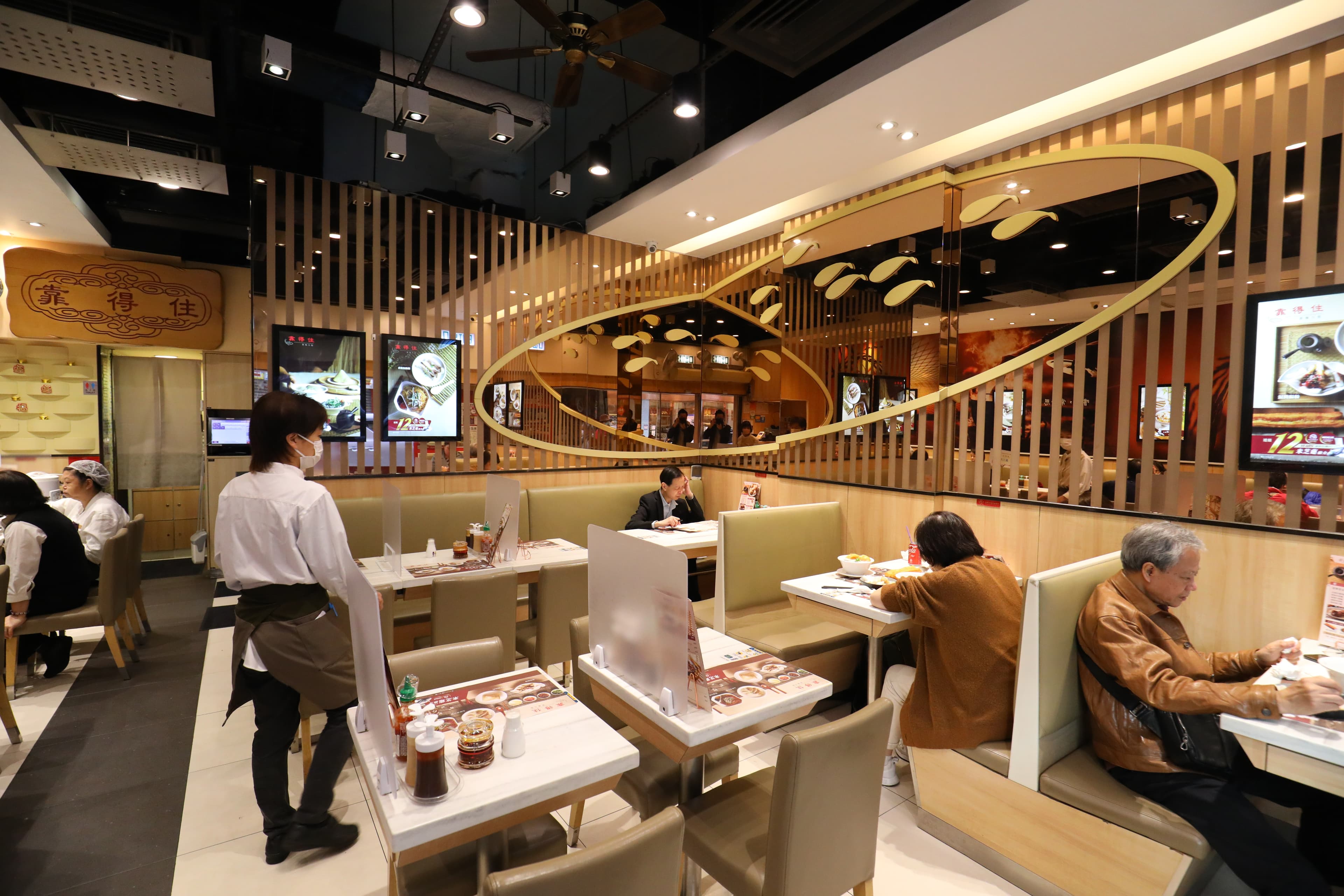 跟其他粥麵館相比，靠得住的店面新穎，座位舒適。