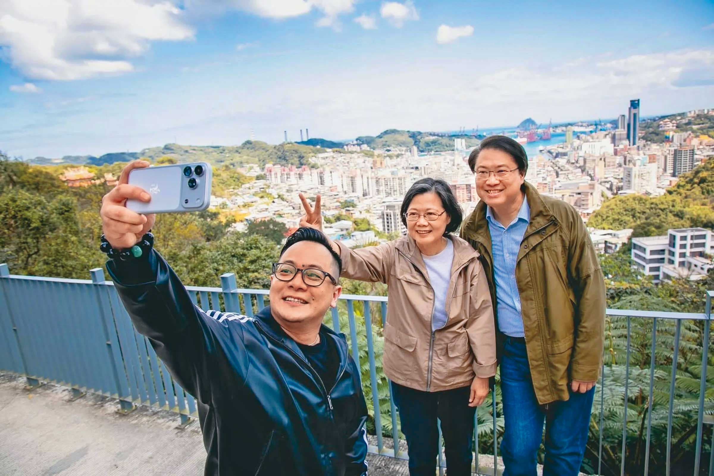 前總統蔡英文（中）擔任童子瑋（左）競總主委，希望他能接續前市長林右昌（右）對基隆的建設。（翻攝蔡英文Threads）
