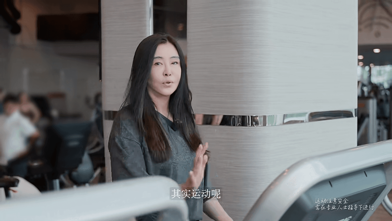 王祖賢到健身房運動，換上短褲跑跑步機。（翻攝王祖賢小紅書）