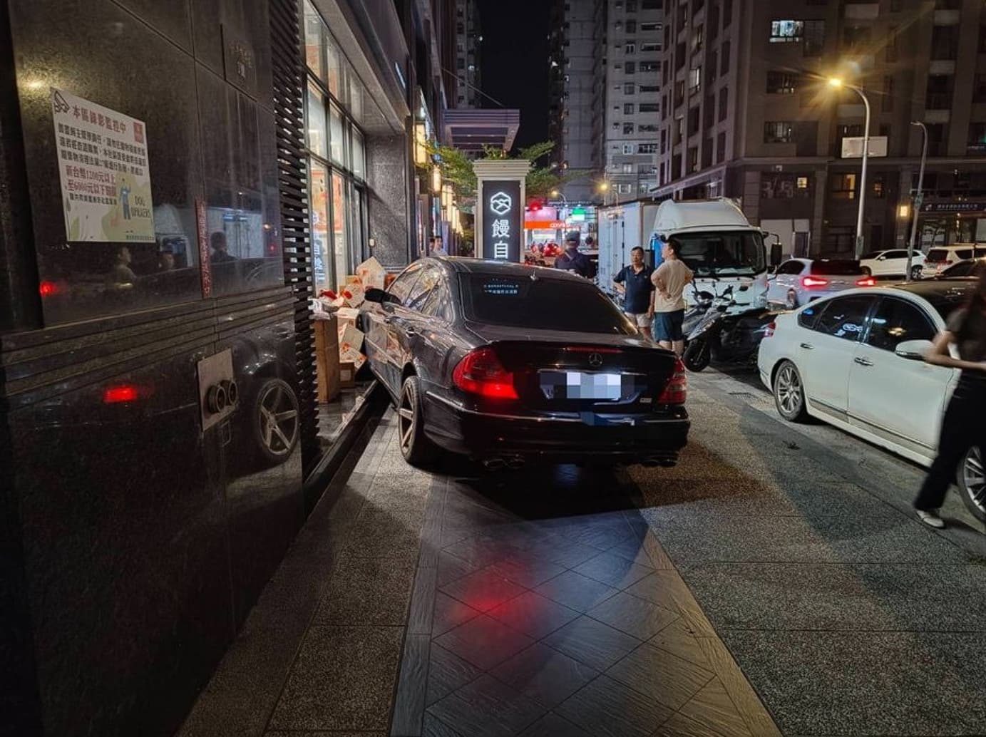 網紅饅頭媽在台中南屯的店面遭人開車衝撞。（翻攝畫面）