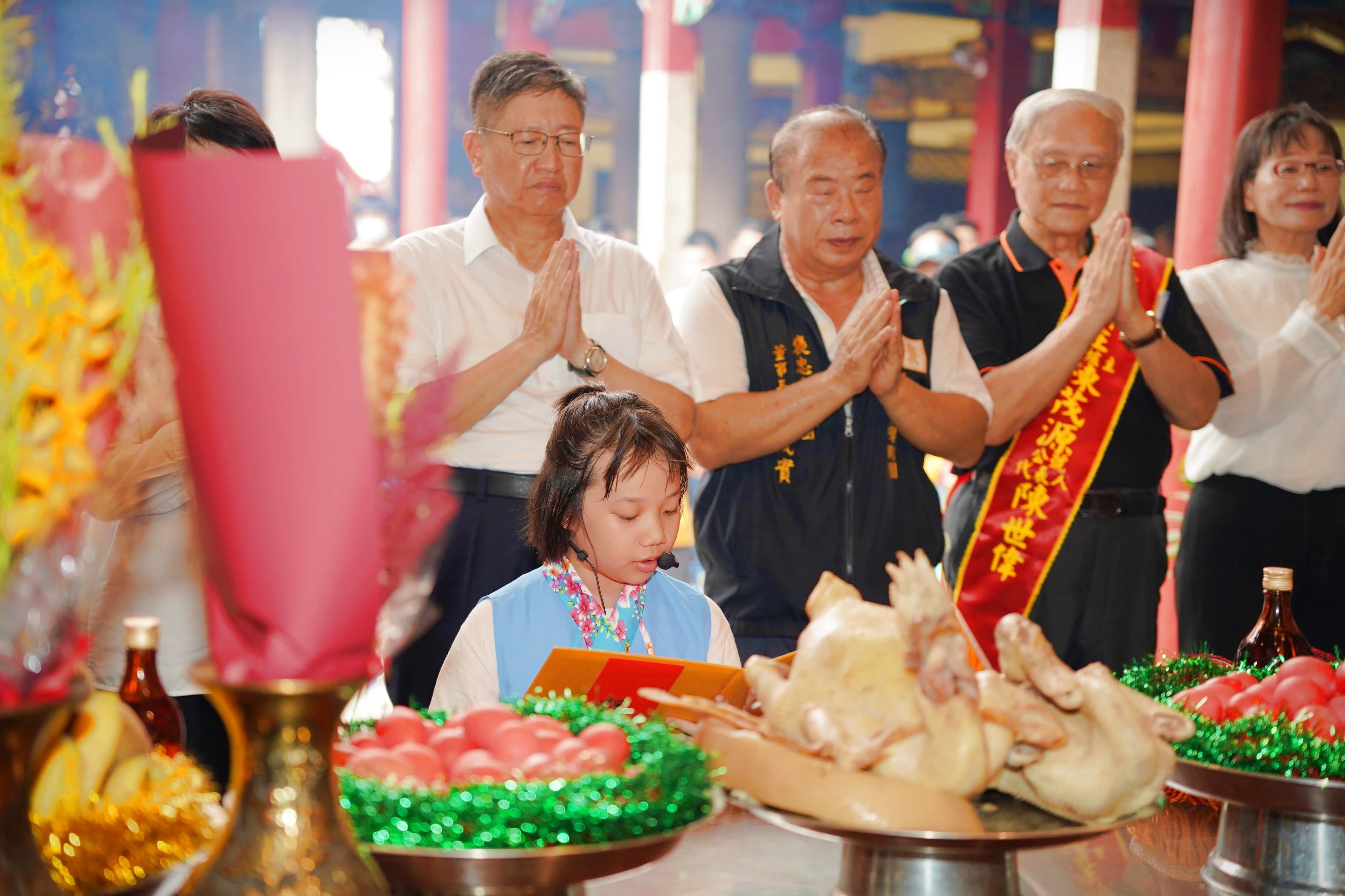 竹縣府文化局在義民祭邀請女童擔任司儀與祝禱生，讓禮俗回歸對「人」的尊重，摘下行政院「性別平等創新獎」。（新竹縣政府提供）