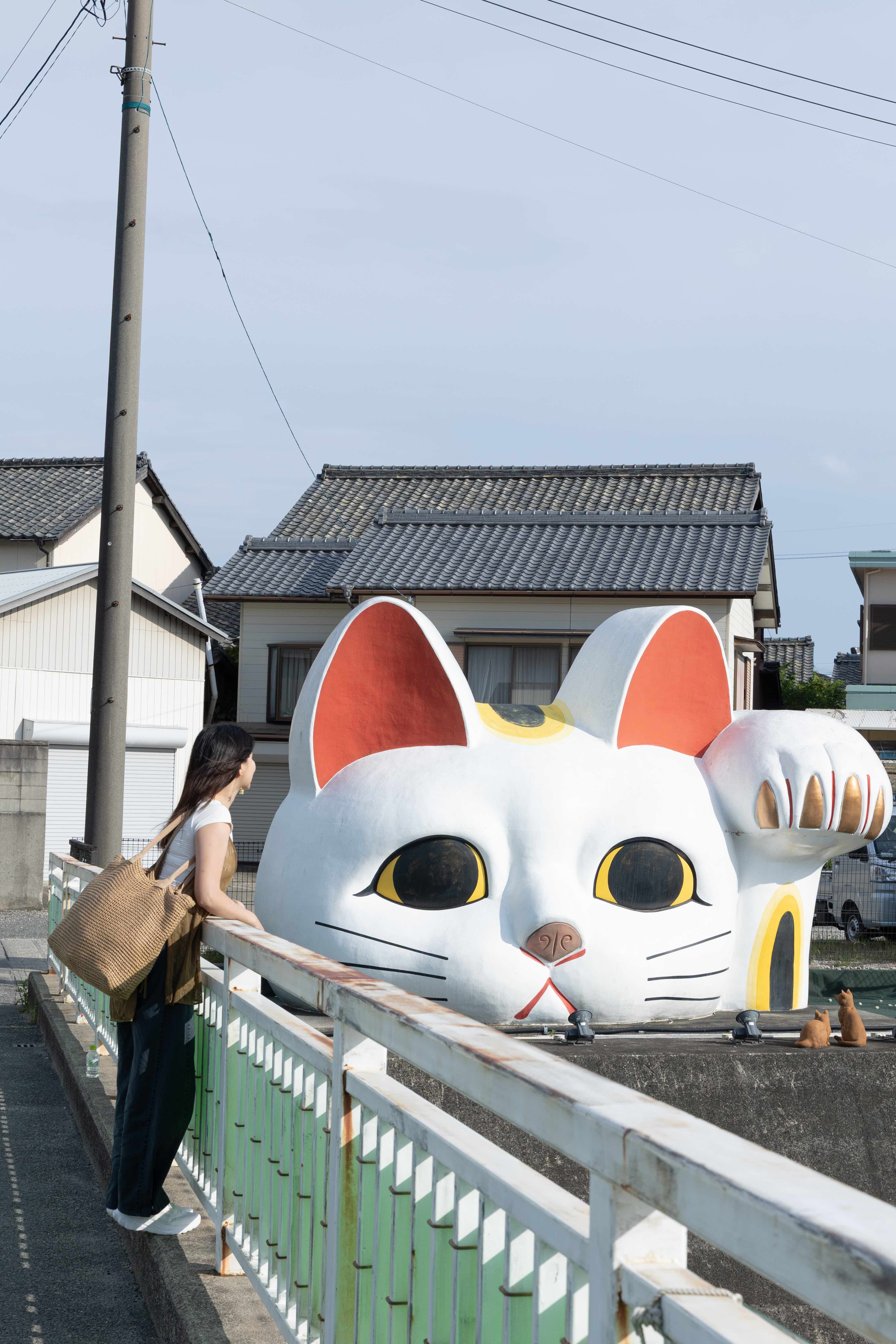常滑散步道上，有隻高3.8公尺、寬6.3公尺的巨大招財貓「とこにゃん（Tokonyan）」 是當地最知名的打卡地標。