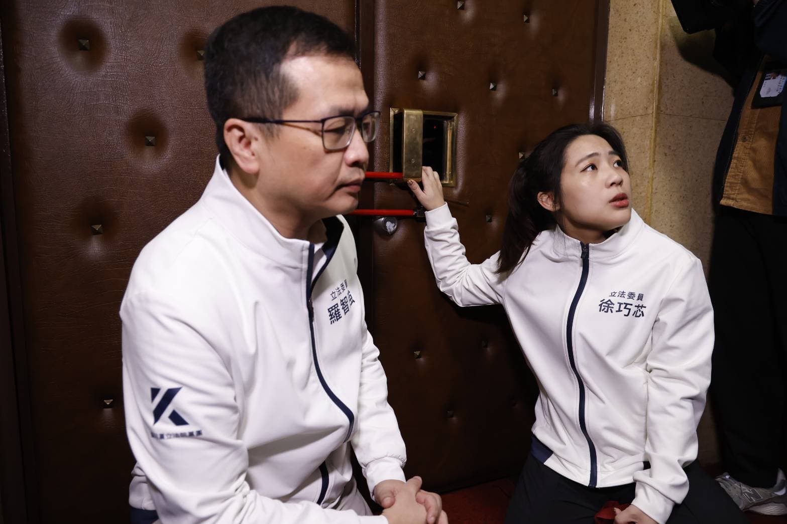羅智強和徐巧芯一早試圖破壞門鎖進入議場。