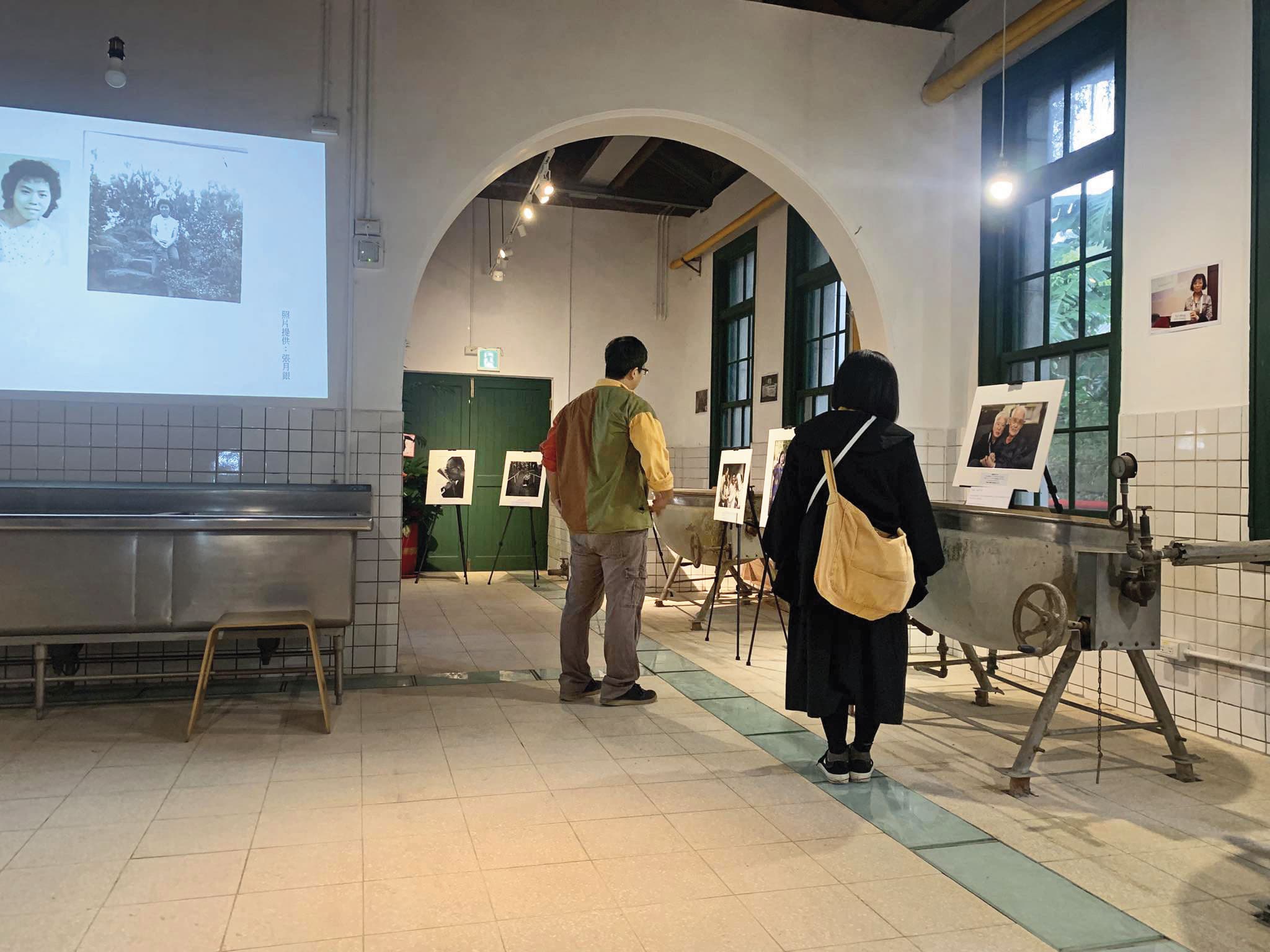 樂生院舍面臨標租命運，過去院民公炊能自由進出的大廚房都打算收租，遭控漠視院民。圖為樂生團體在大廚房舉辦的攝影特展。（翻攝賴澤君臉書）