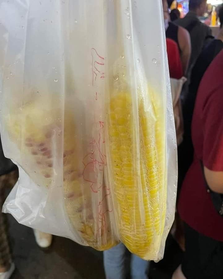 民眾上網抱怨到瑞豐夜市買水煮玉米，3支竟然要價230元。（翻攝自爆料公社）