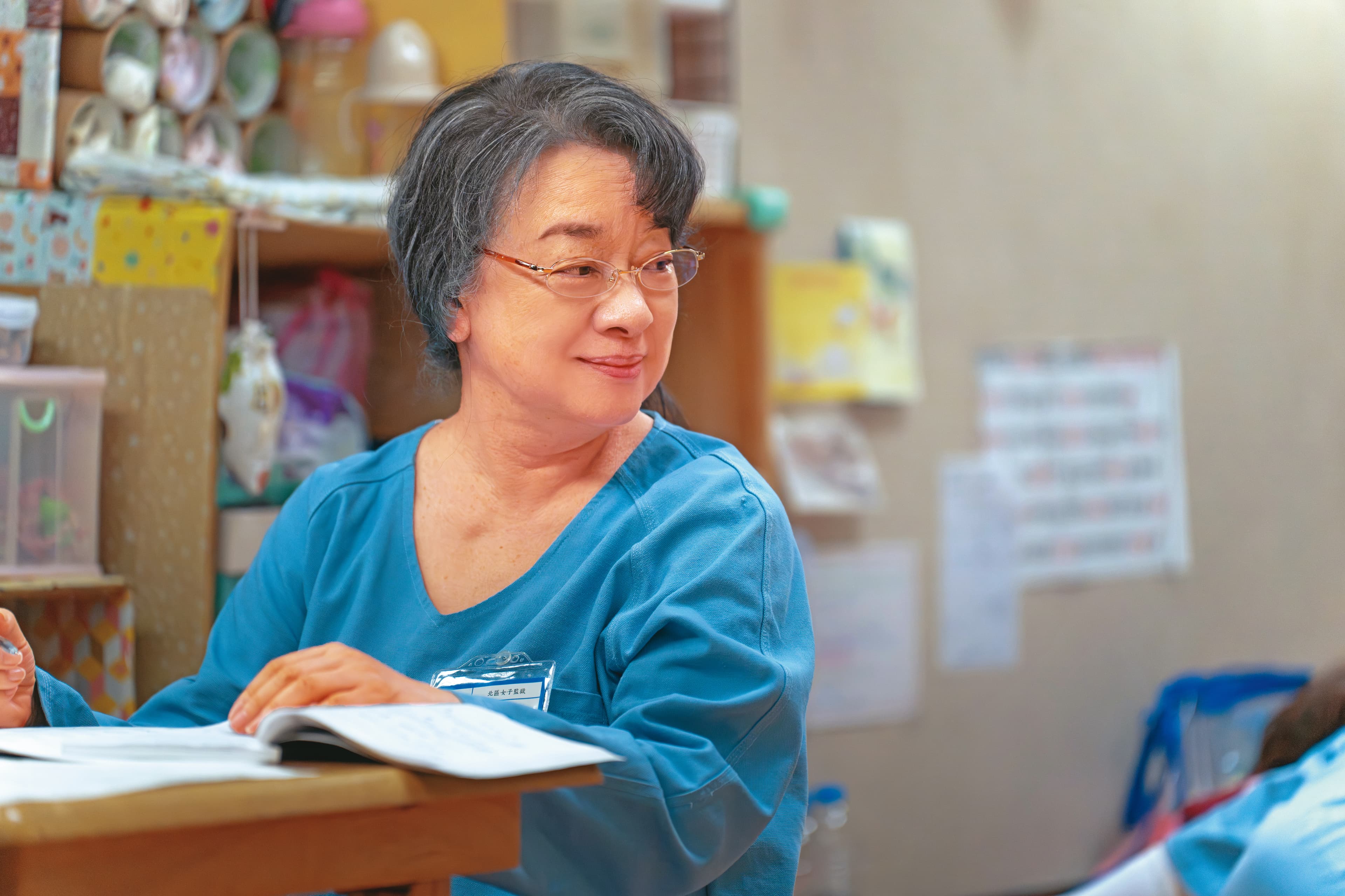 《陽光女子合唱團》的玉英奶奶，是翁倩玉難得以白髮、沒化妝的造型在鏡頭前演出，也是電影催淚的一大賣點。（壹壹喜喜電影提供）