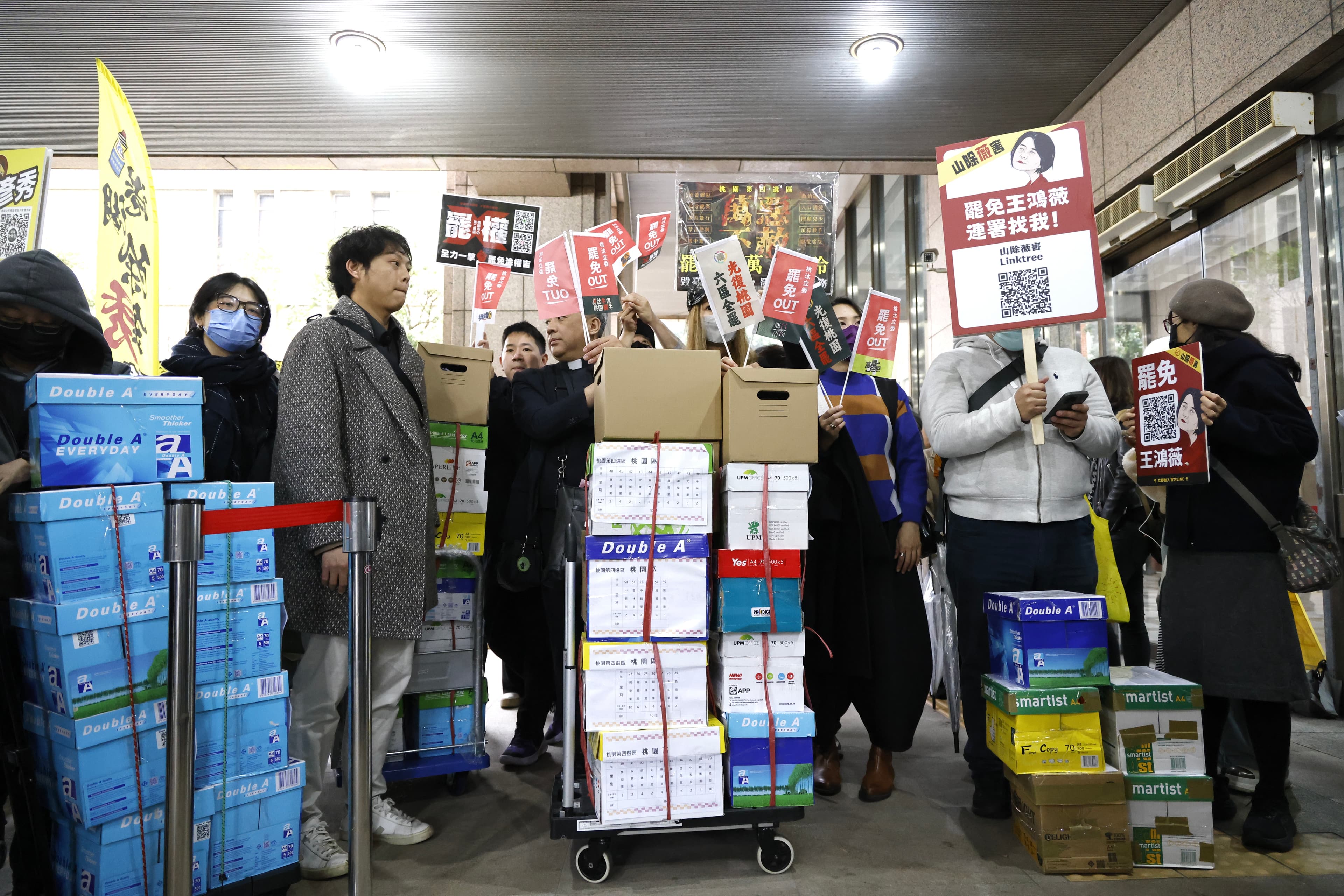 全台各地數十個罷免團體今赴中選會送出第一階段提議書。