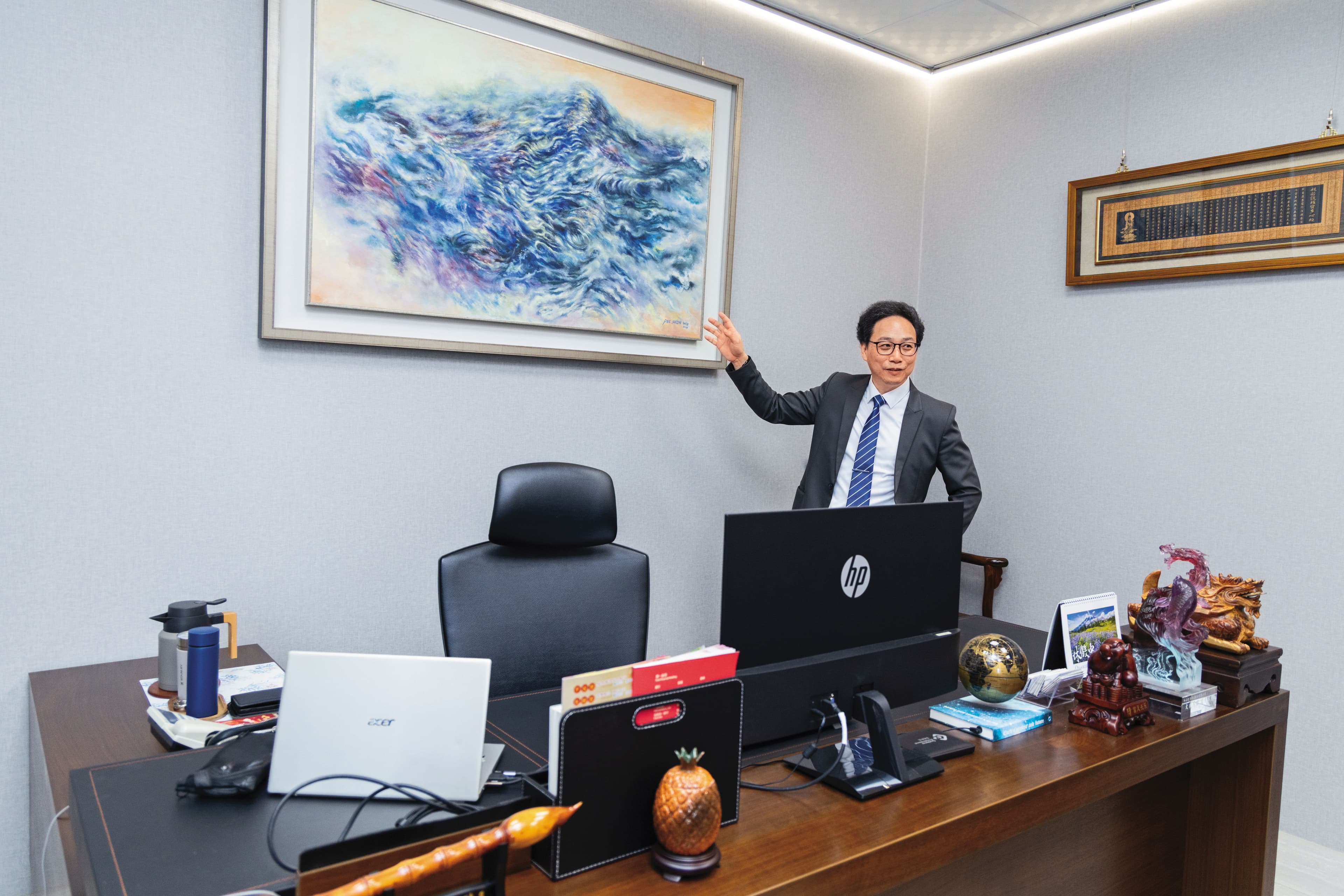 石文機是理工男，但對玄學也有研究。辦公室按風水布局，牆上一幅飛龍抽象畫也暗藏玄機。