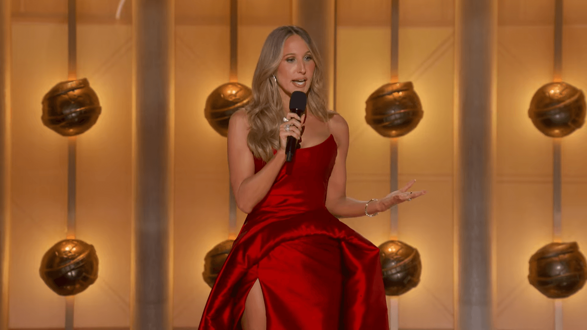 第83屆金球獎主持人為美國知名喜劇演員妮基葛拉瑟。（翻攝自Golden Globes YT頻道）