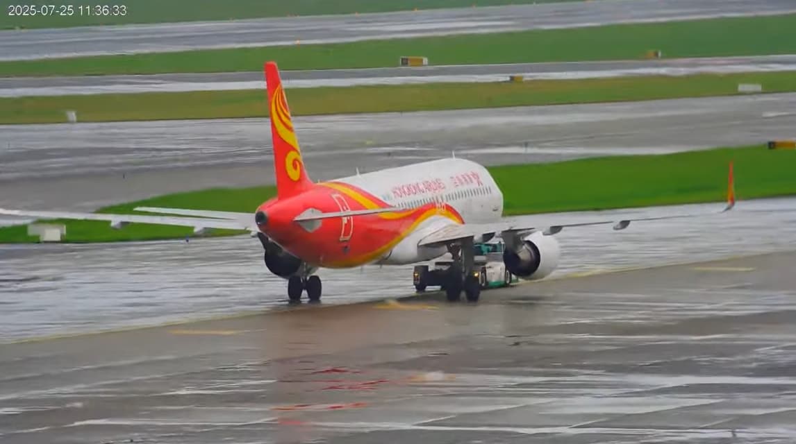 機場人員約於11時30分許，使用拖車將香港航空班機緩緩地往後推。（翻攝自YouTube@Taoyuan Airport）