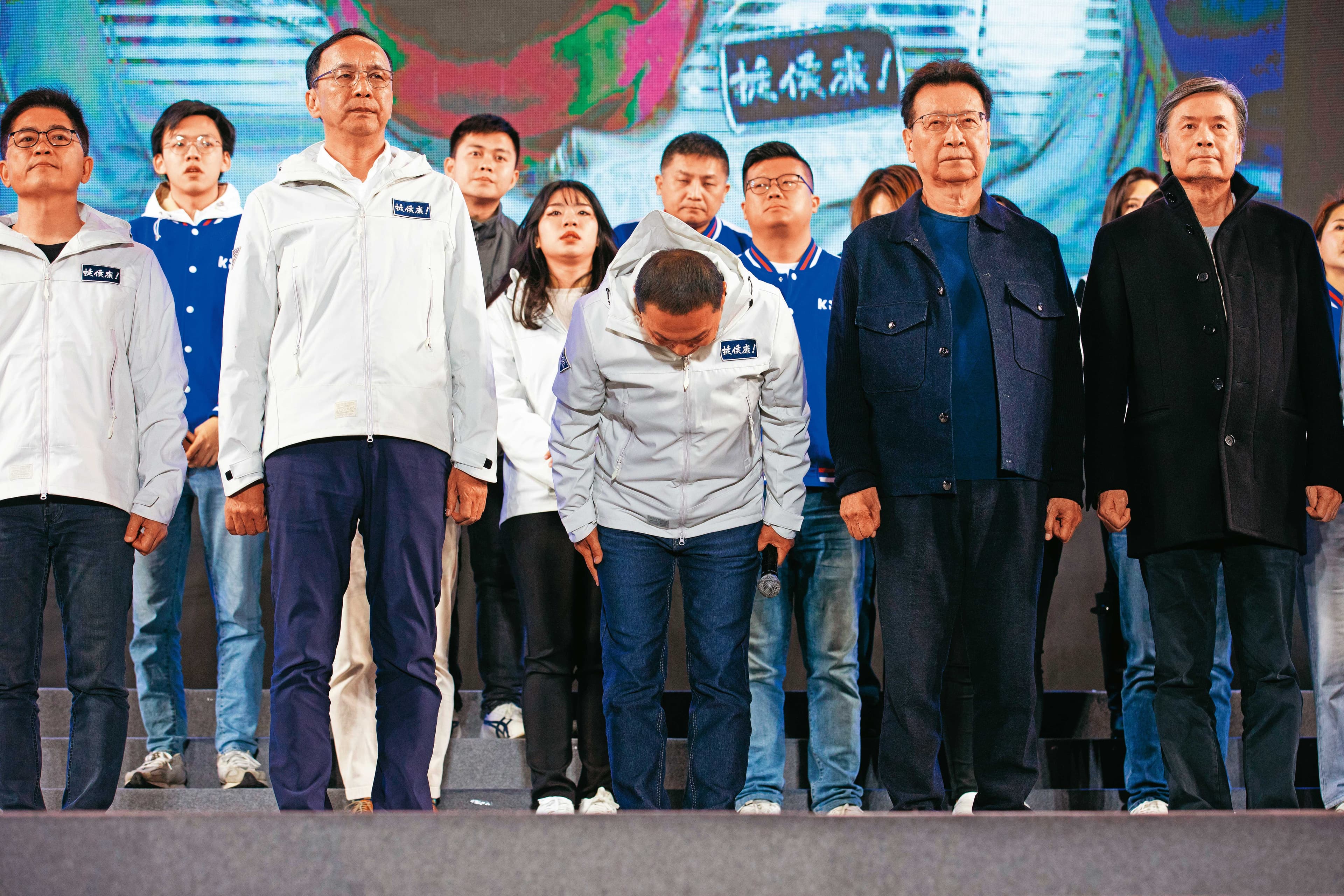 敗選之夜，侯友宜向支持者3度鞠躬致歉，坦言：「是我個人努力不夠。」