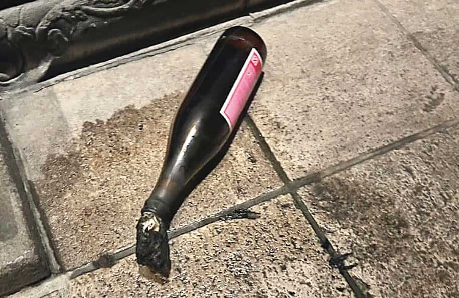 王正浩等人用酒瓶製成汽油彈縱火，釀成24人死亡的悲劇。（示意圖，翻攝畫面）