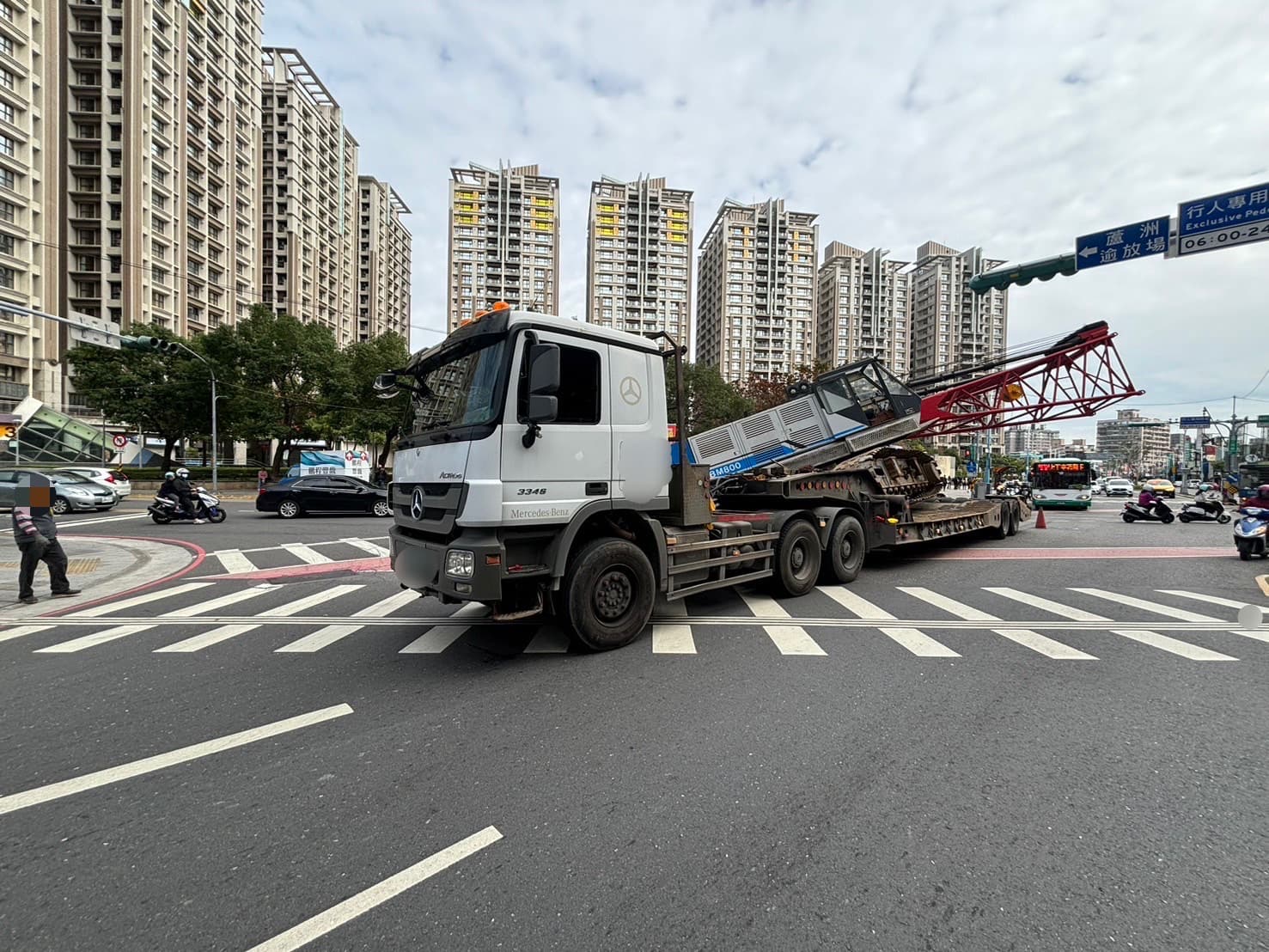 吊車傾斜掉落畫面太驚險，吸引民眾駐足圍觀。（警方提供）
