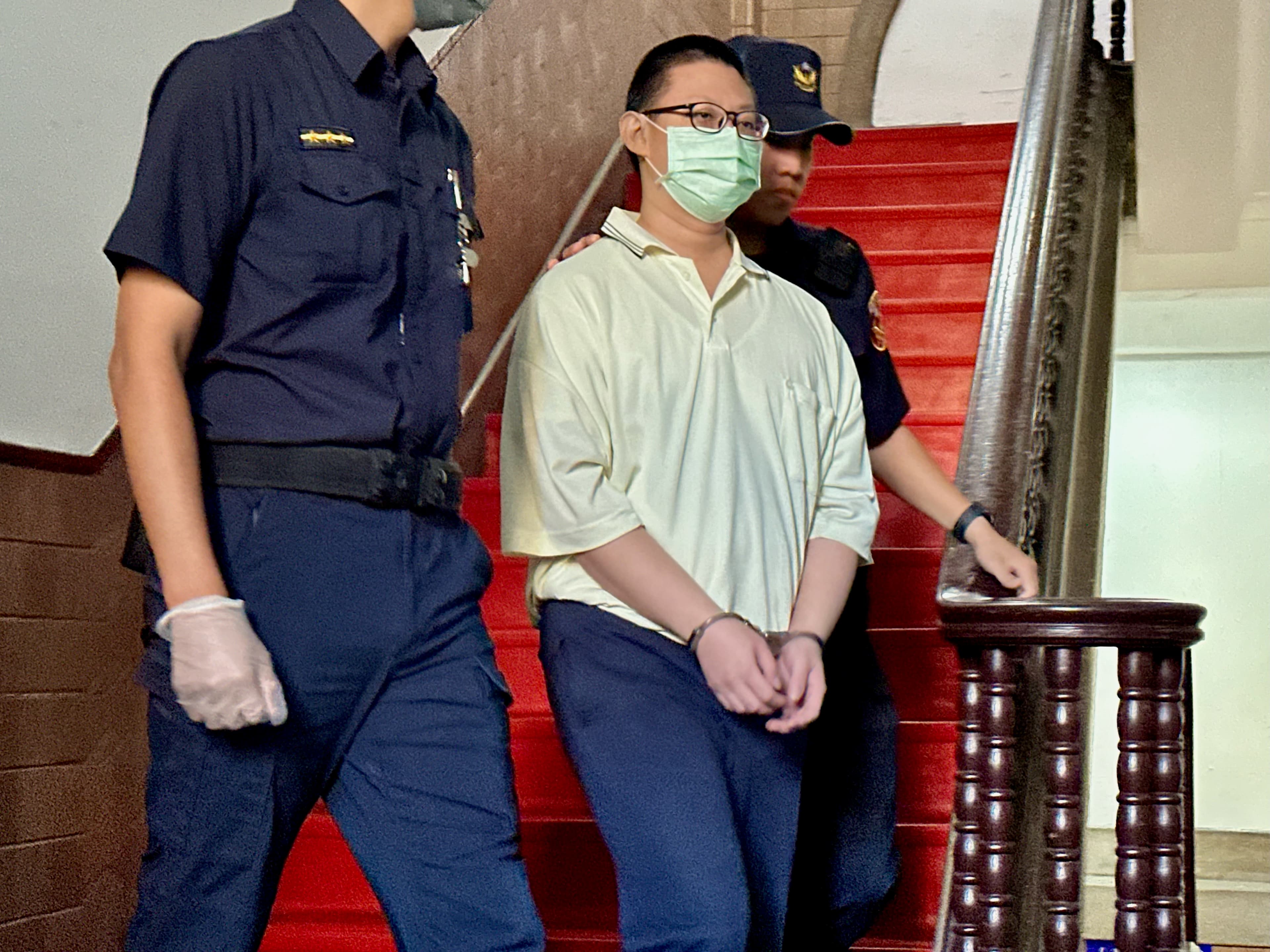 高等法院17日二審首度開庭，毛畯珅面不改色，反倒眼神直愣愣的看向鏡頭，甚至疑似露出笑容。