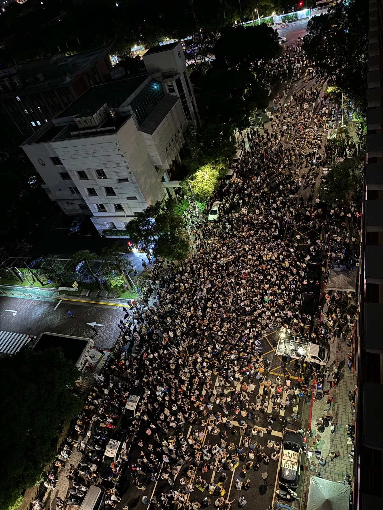 濟南路上人潮十分誇張。