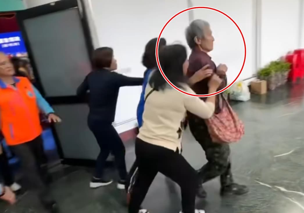退休教師「葉霸」葉春蓮直呼傅崐萁是「通匪」，結果被人架出場，引發網路熱議。（翻攝自周軒臉書）
