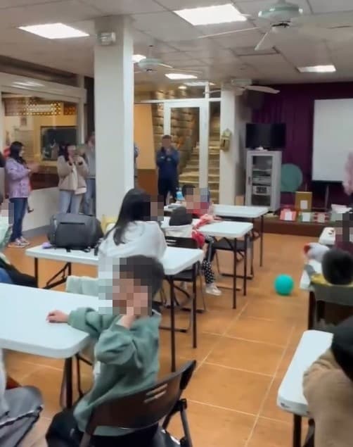 民進黨立委王義川對孩童宣講政治議題，灌輸孩童「白藍惡修三法」，一旁家長們竟還笑著錄影起鬨，完全沒意識到問題嚴重性。（翻攝王義川Threads）