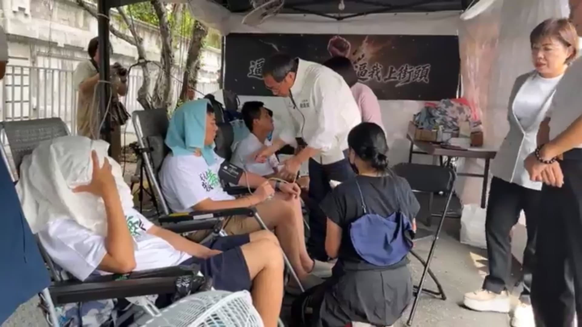 蘇清泉替絕食4小雞量血壓。（翻攝國民黨立院黨團直播）
