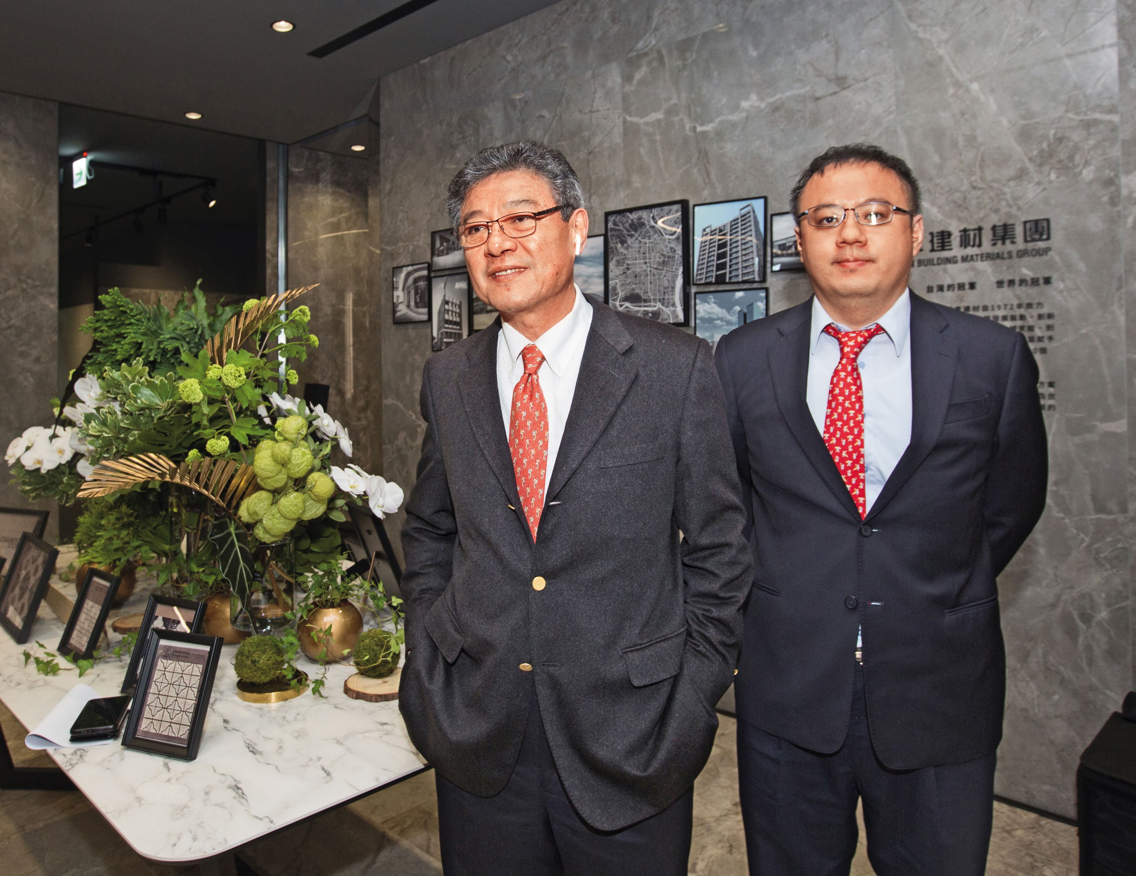 冠軍目前是父子檔經營，董事長林榮德（左）與總經理林祐宇（右）。