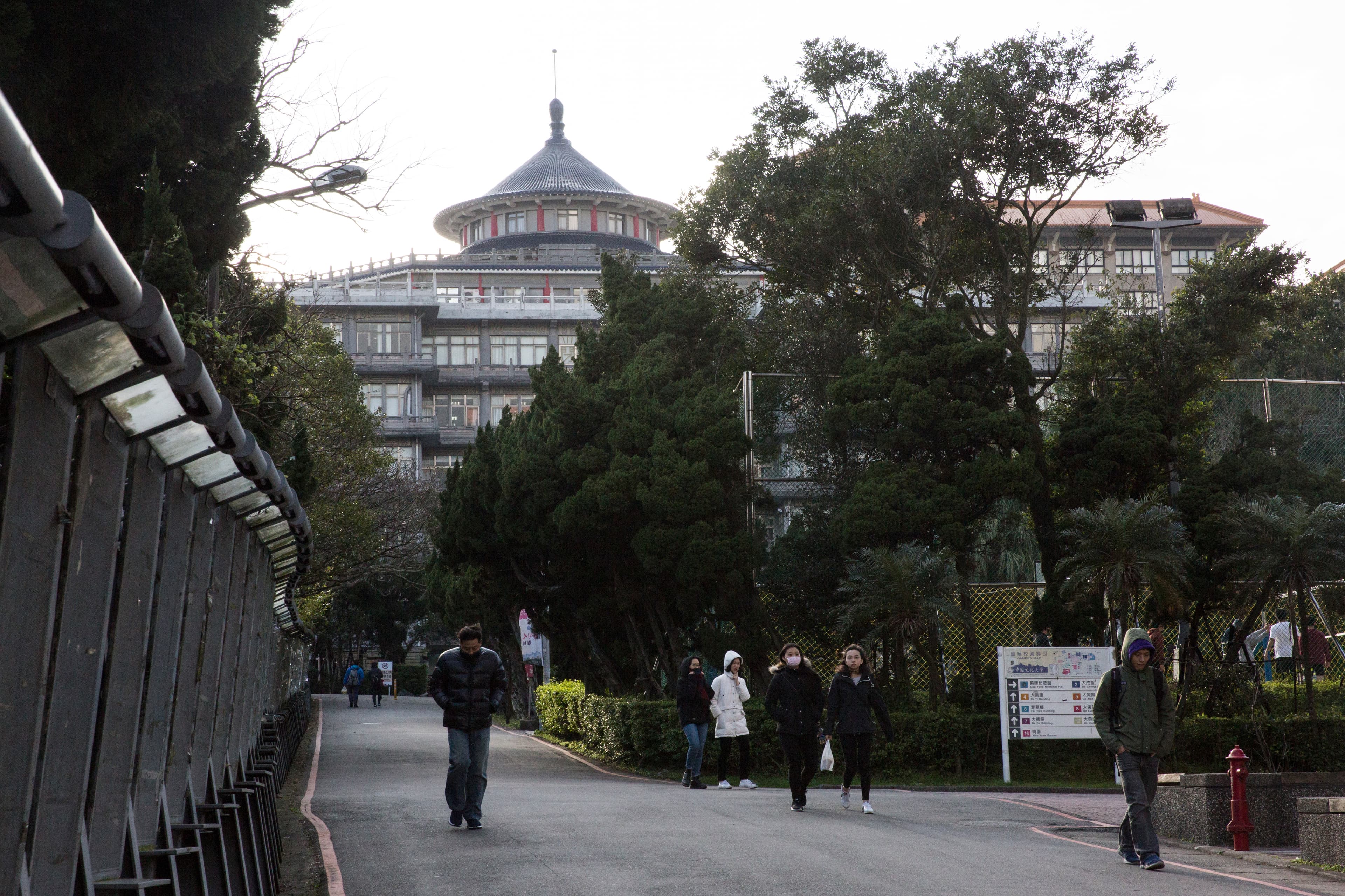 文化大學取消「早8」，下學期第一堂課改從9點開始。（本刊資料照）