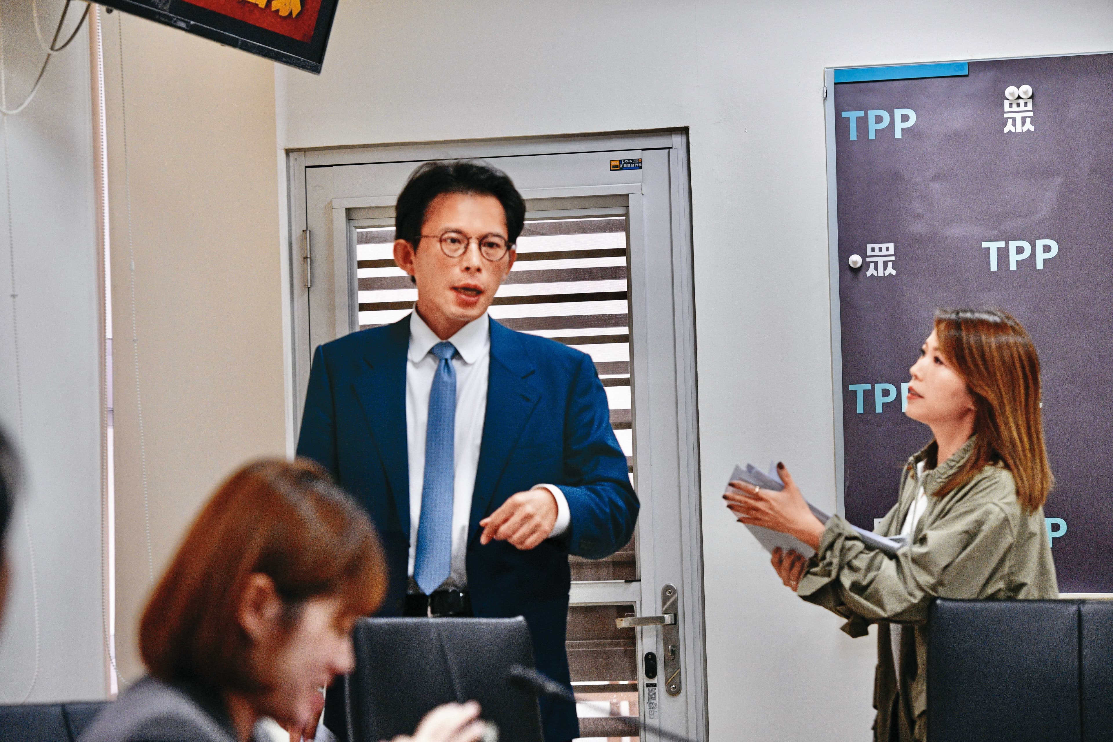 黃國昌涉貪風暴擴大，包括各項金流及人證都指向他是凱思國際實際負責人，他的防火牆逐一倒下，已難逃法律究責。（鏡報李智為）
