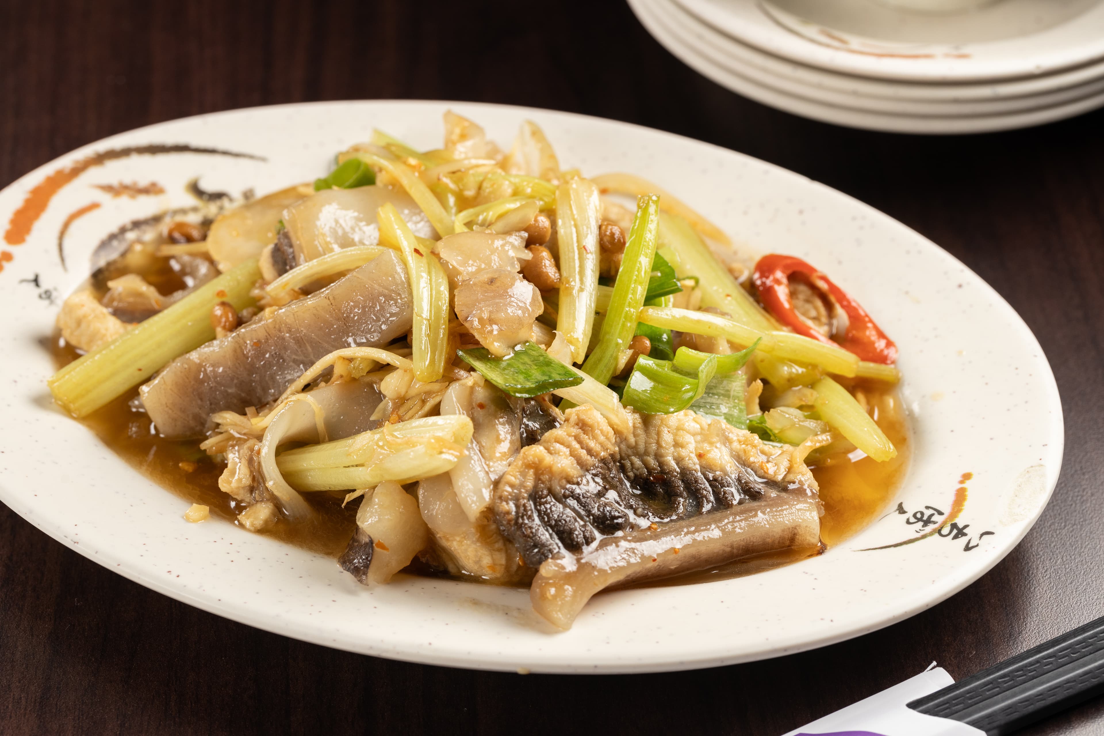 「炒鯊娘尾」使用鯊魚尾巴部位，能同時吃得到魚皮膠質的Q彈與魚肉的鮮嫩。（220元／份）