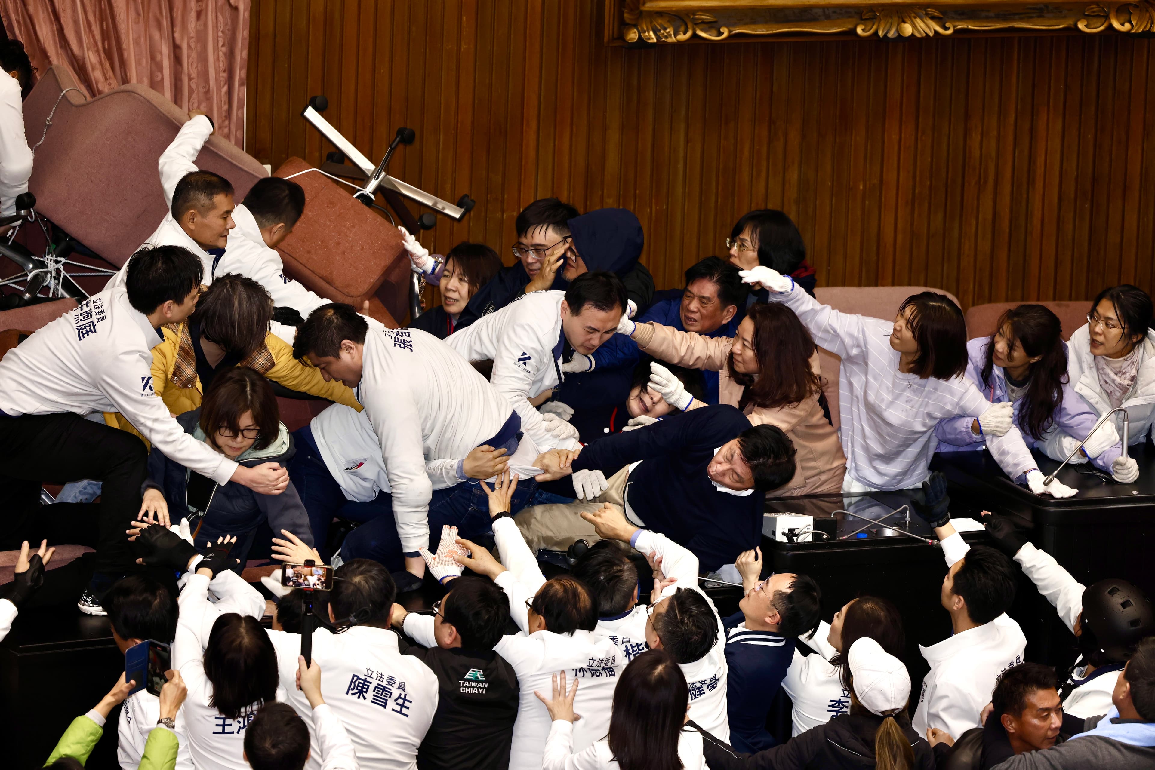 藍營立委挾人數優勢，將綠營立委拖出議場，搶回主席台。