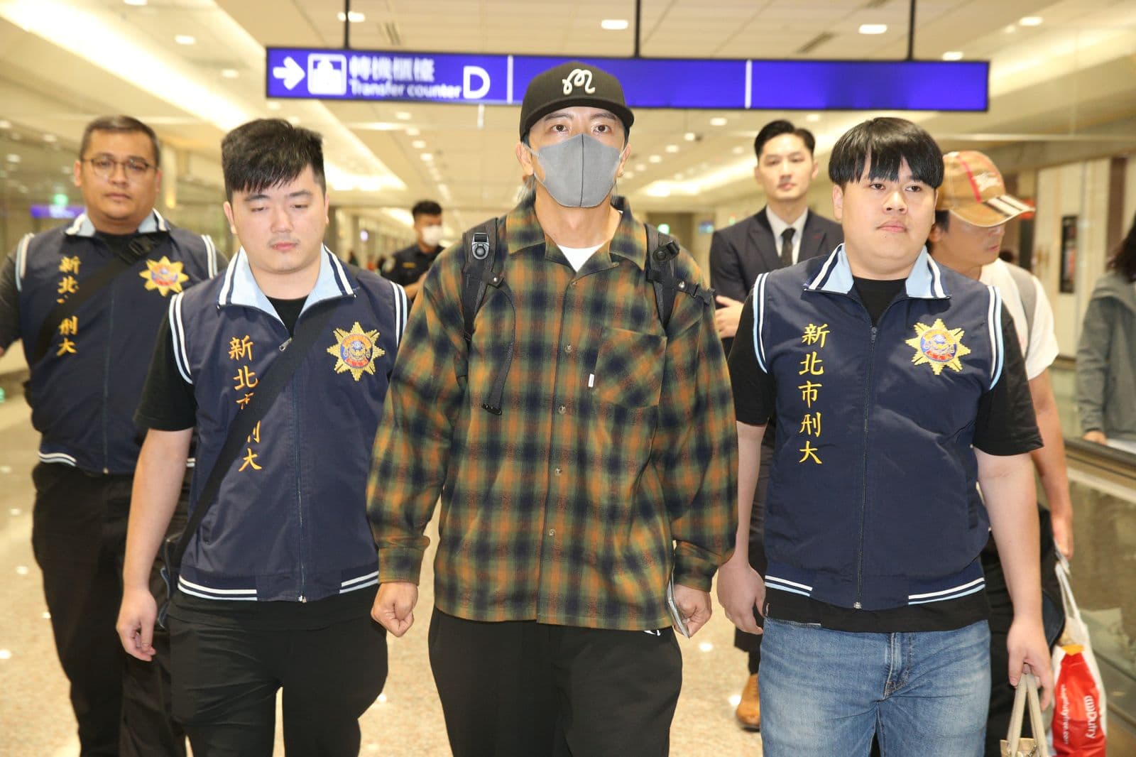 坤達今晨抵台遭警方拘提。（桃園機場記者聯誼會提供）