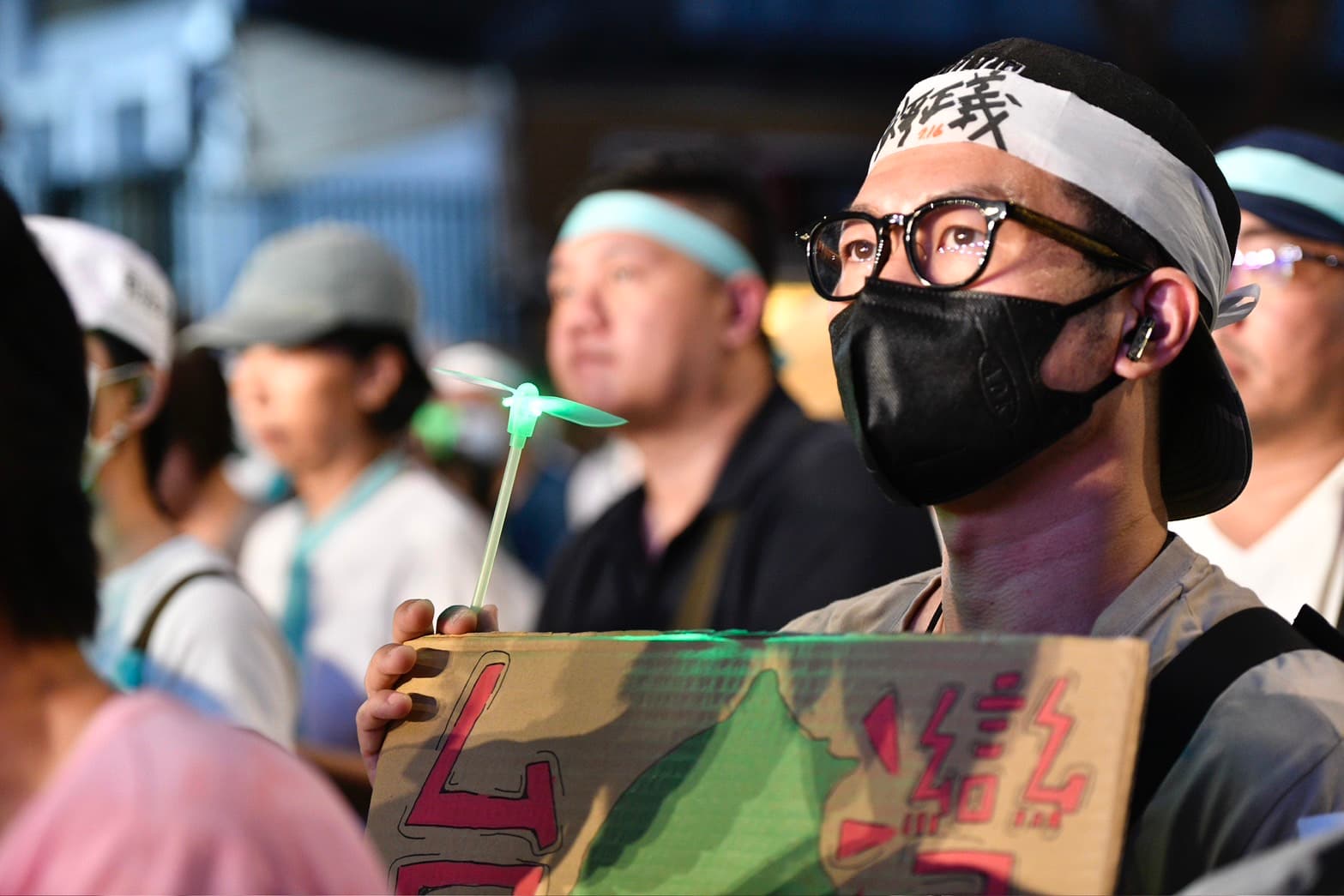 民眾黨集結小草，怒喊「程序要正義 司法要公平」。