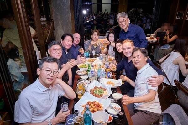 黃敏珊（右三）及未婚夫Nico Caprez（右二）、崔允禎夫妻（中）、崔泰源（左三）等人同桌吃炸雞。（翻攝SK Telecom）
