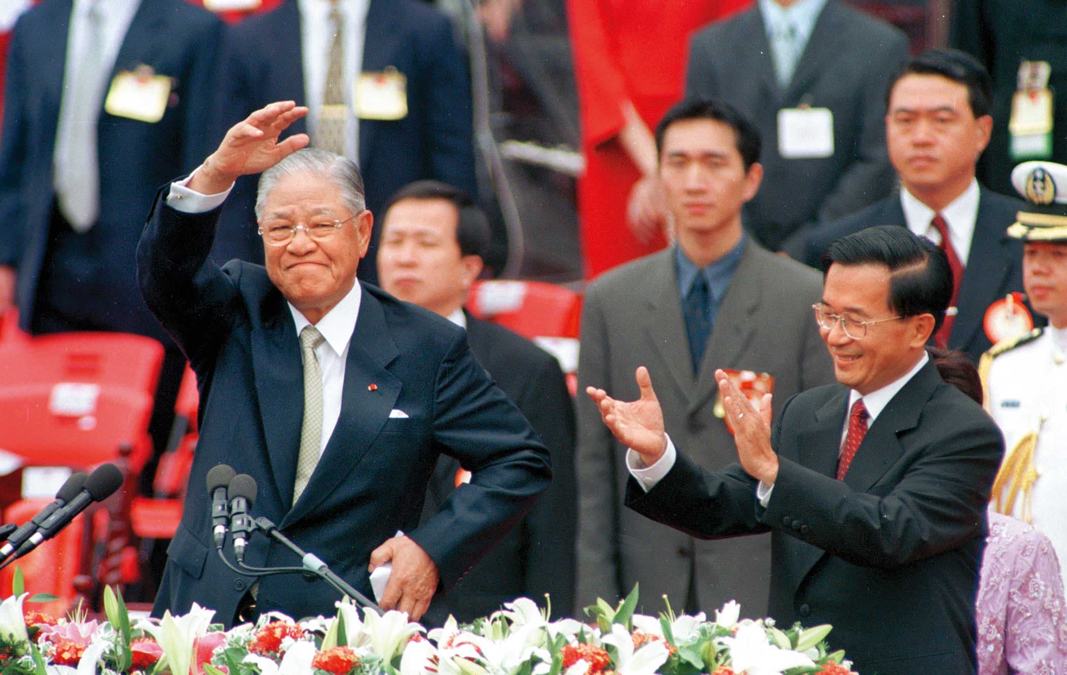 2000年5月20日，前任總統李登輝將政權移交給當時新任的總統陳水扁。（中央社）