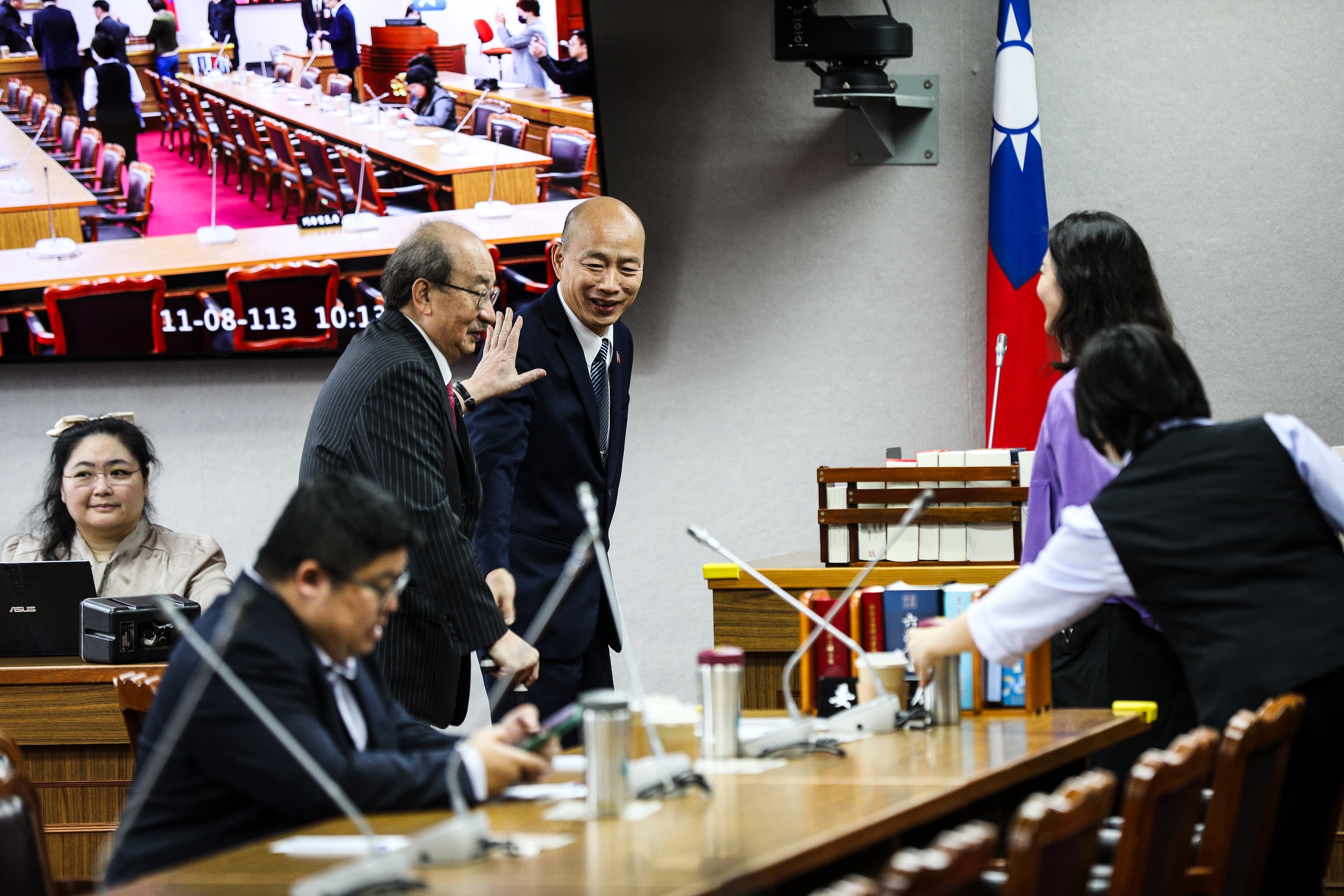 民進黨團總召柯建銘（站立者左1）與立法院長韓國瑜（站立者左2）今年在立法院為了法案有許多意見交鋒；圖為8日畫面。