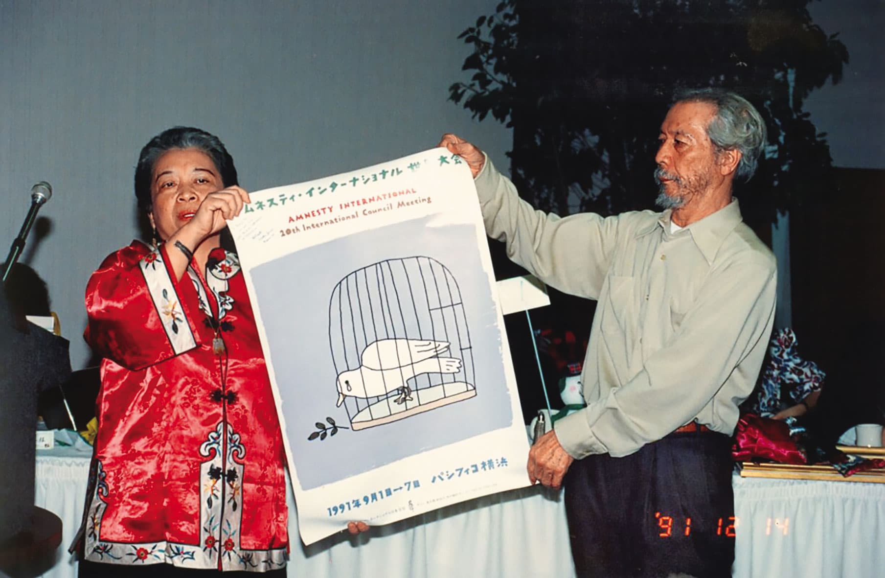 1991年2月，田孟淑（左）獲全美台灣人權獎。右為先生田朝明陪她去美國領獎。（翻攝台灣放送）