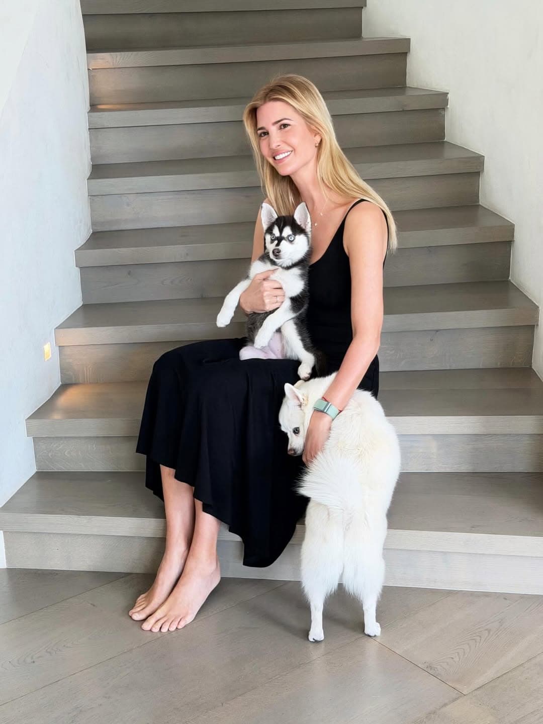 伊凡卡抱著黑白相間「Aspen」入鏡，宣布家庭迎來新成員。（翻攝ivankatrump IG）