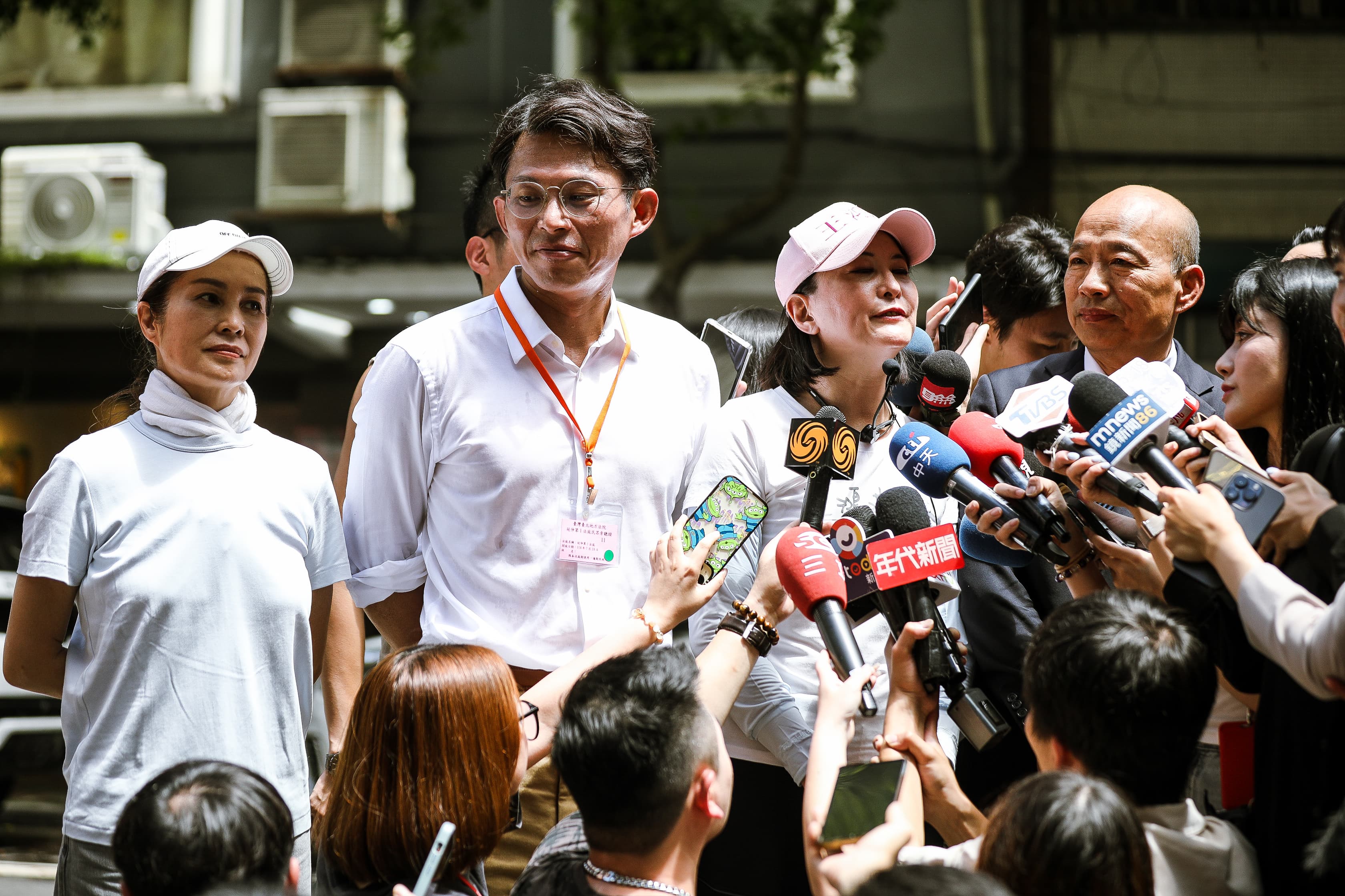 韓國瑜今陪同王鴻薇車掃，受訪時卻疑似口誤喊出「國民黨大失敗！」（鏡報鄒保祥攝）