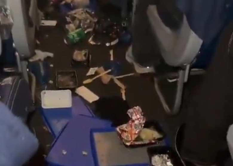 事故發生後,客機機艙走道相當凌亂。(翻攝自X)