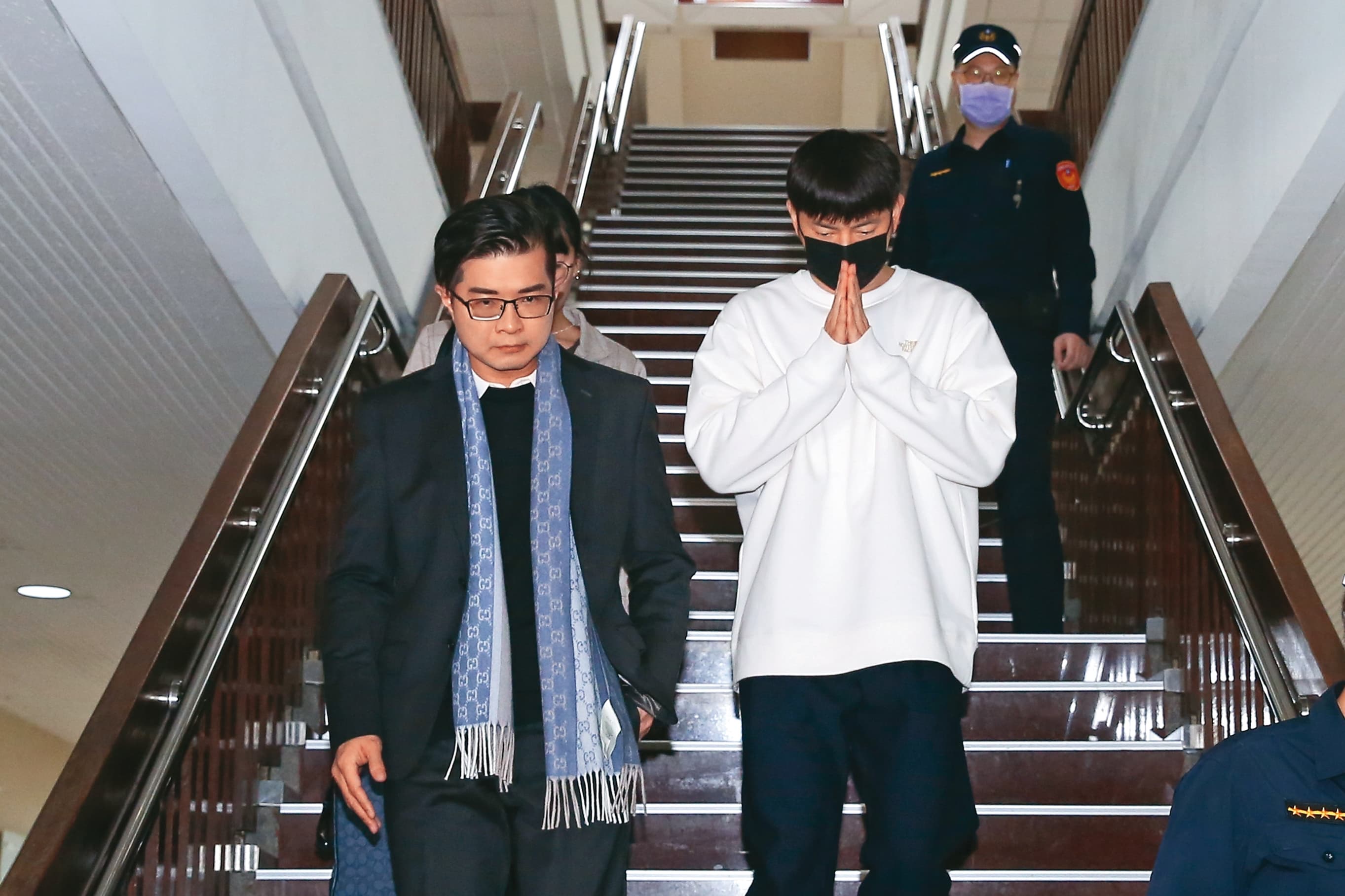 身穿白衣出庭的宥勝涉嫌強制猥褻女同事，案件審理期間傳訊給被害人、證人想串證，讓法官痛斥「無悔悟之心」，後來態度大轉變鞠躬道歉，表示對於過去犯的錯「很後悔、非常愧疚」，希望爭取緩刑。