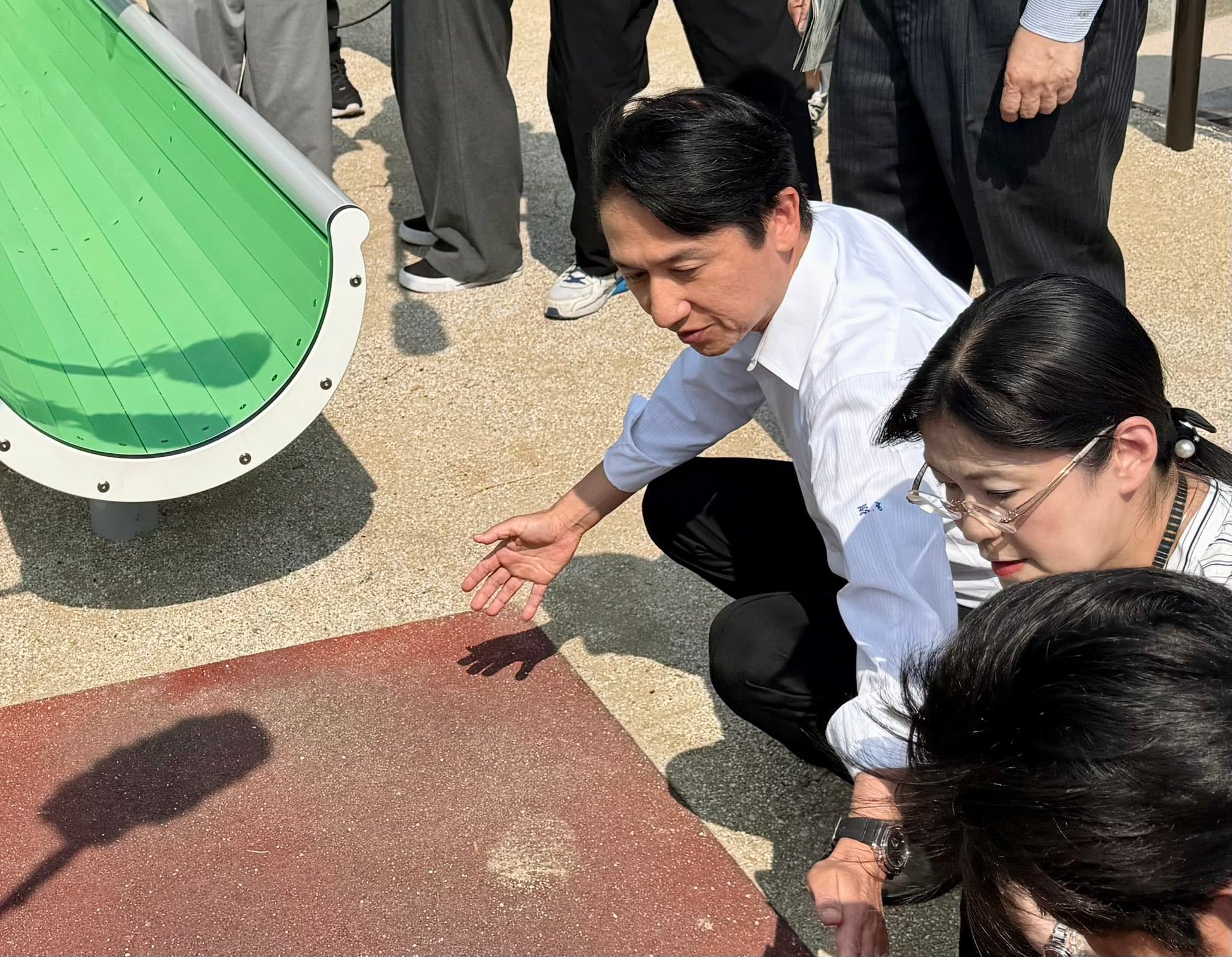 武内和久視察溜滑梯的設計問題，要求提出檢討並盡快改善。（翻攝自X @takeuchikazhisa）