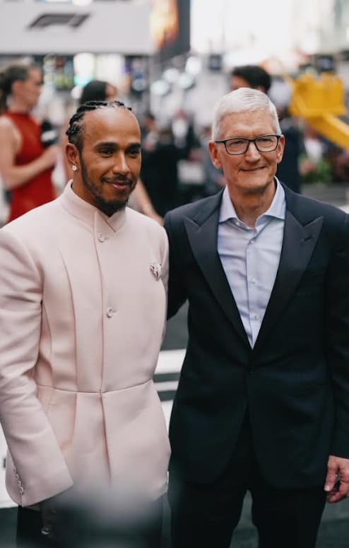 F1賽車手、也是本片製片之一路易斯漢米爾頓（左）與Apple執行長提姆庫克（右）。（華納兄弟提供）