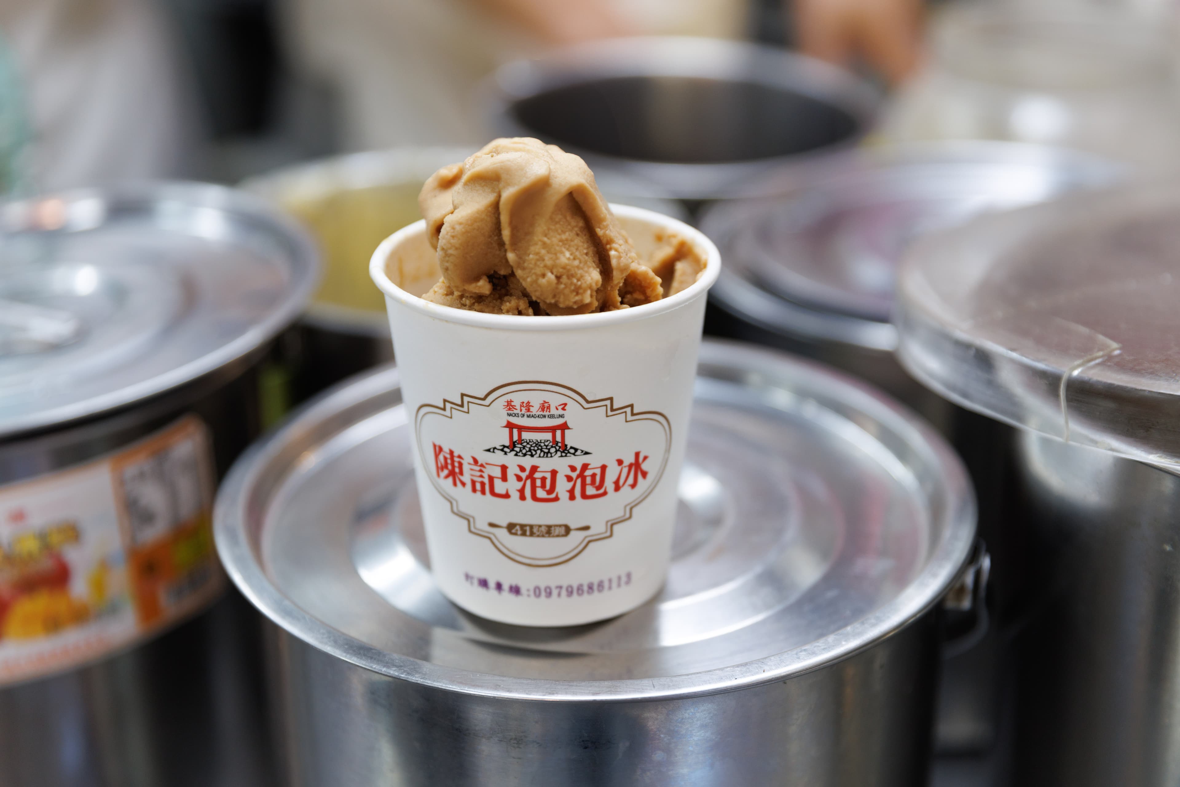 花生口味的泡泡冰，口感綿密，堅果香氣十足。（60元／杯）