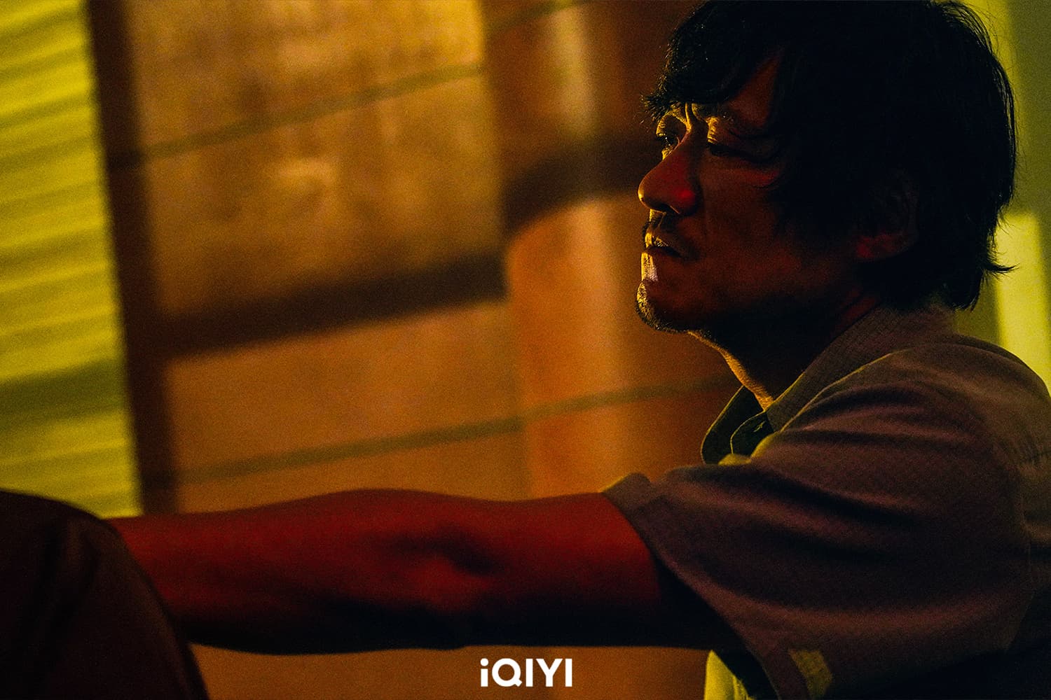 秦昊在《三大隊》追緝凶嫌王大勇（陳明昊飾演）多年，終於將其繩之以法。（iQIYI國際站提供）